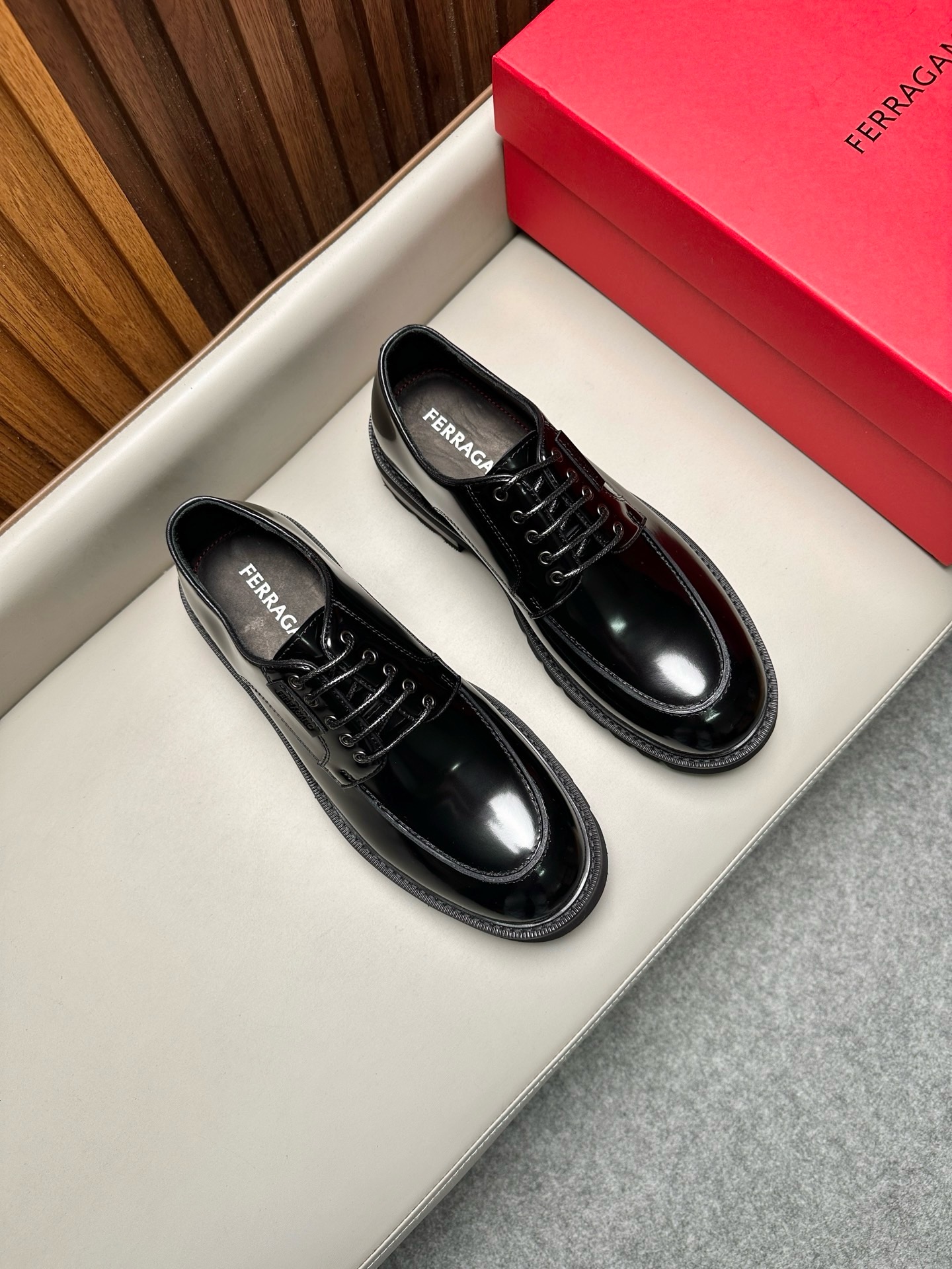 Дерби мужские Ferragamo Italo чёрного цвета на массивной подошве