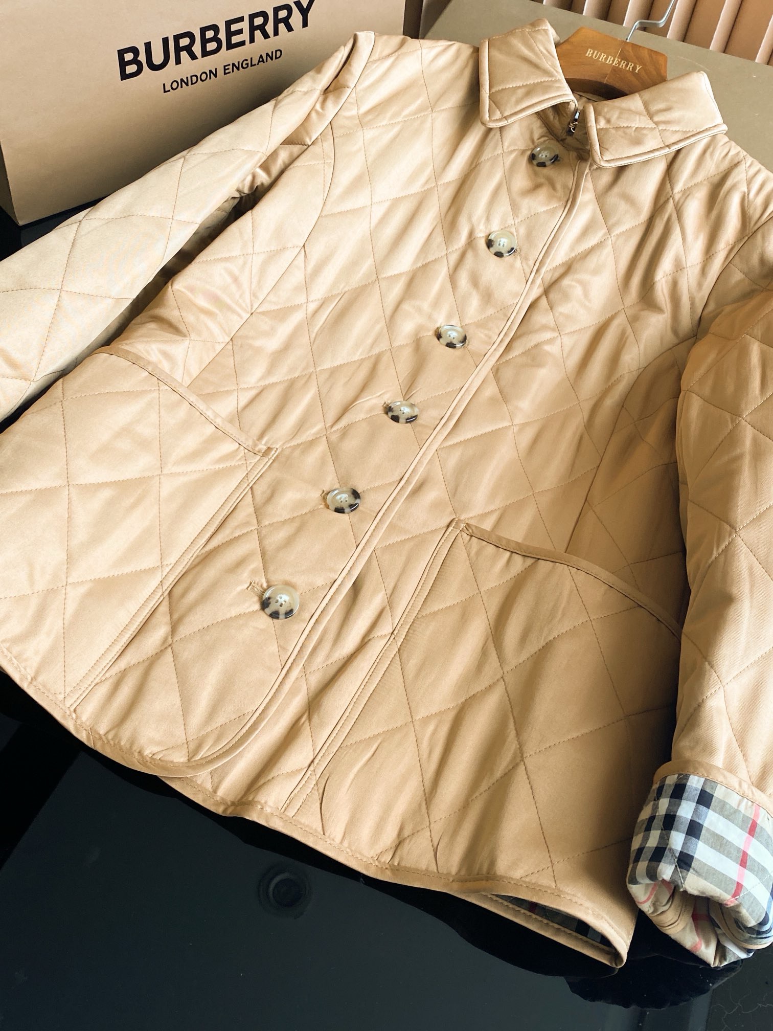 Куртка женская в стиле Burberry бежевого цвета