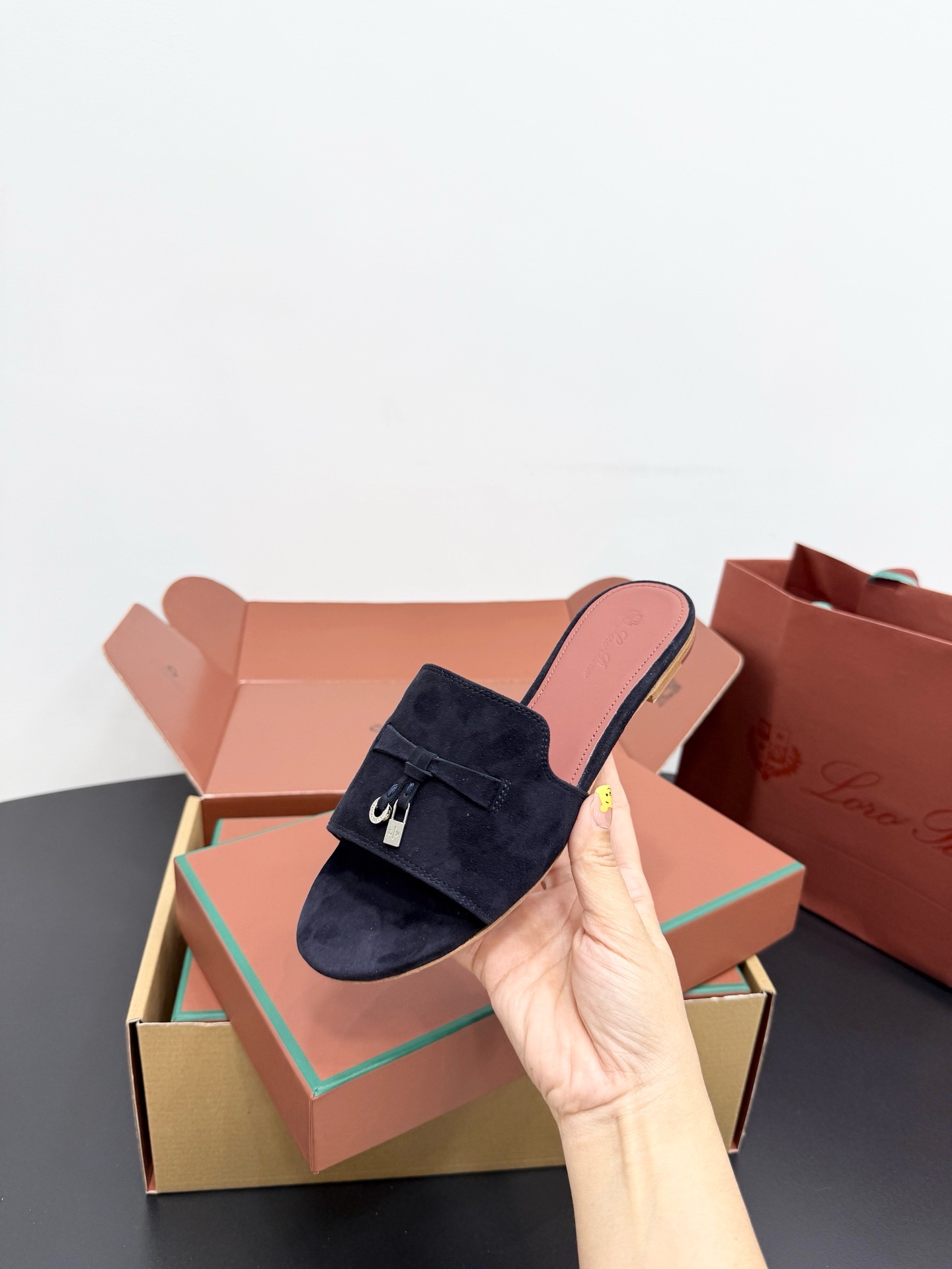 Шлепанцы женские в стиле Loro Piana My Charms темно-синего цвета