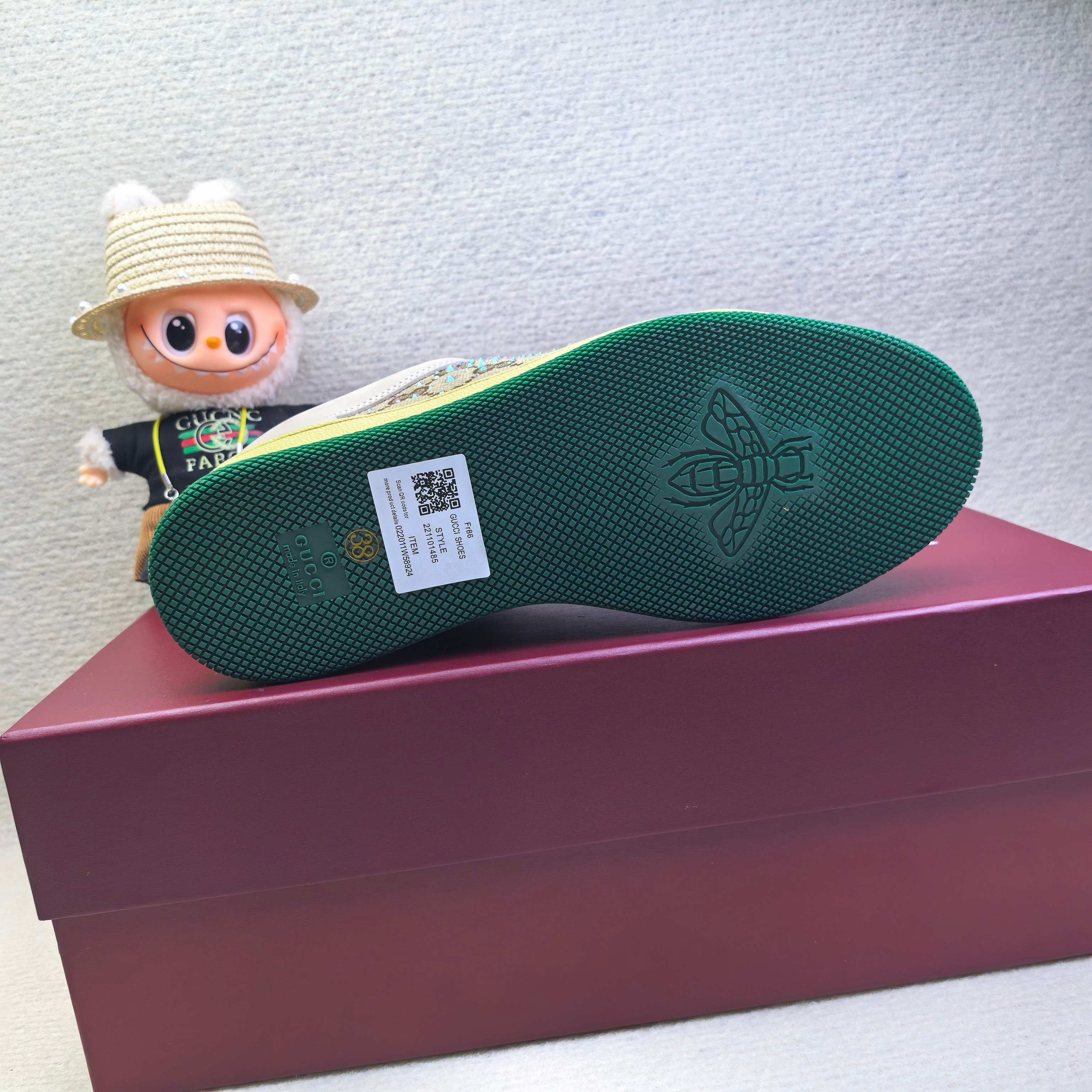 Кроссовки унисекс в стиле Gucci бежевого цвета с зелёными акцентами и декором