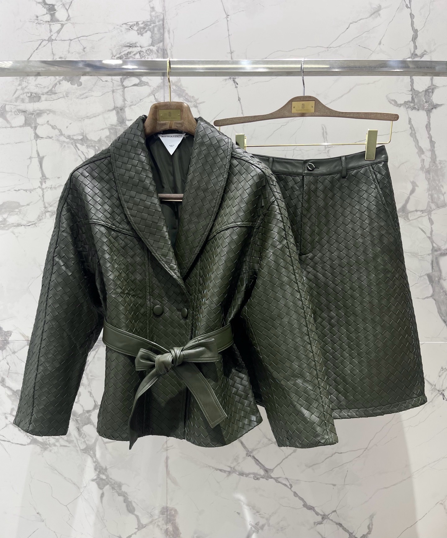 Костюм женский Bottega Veneta тёмно-зелёного цвета с плетением Intrecciato