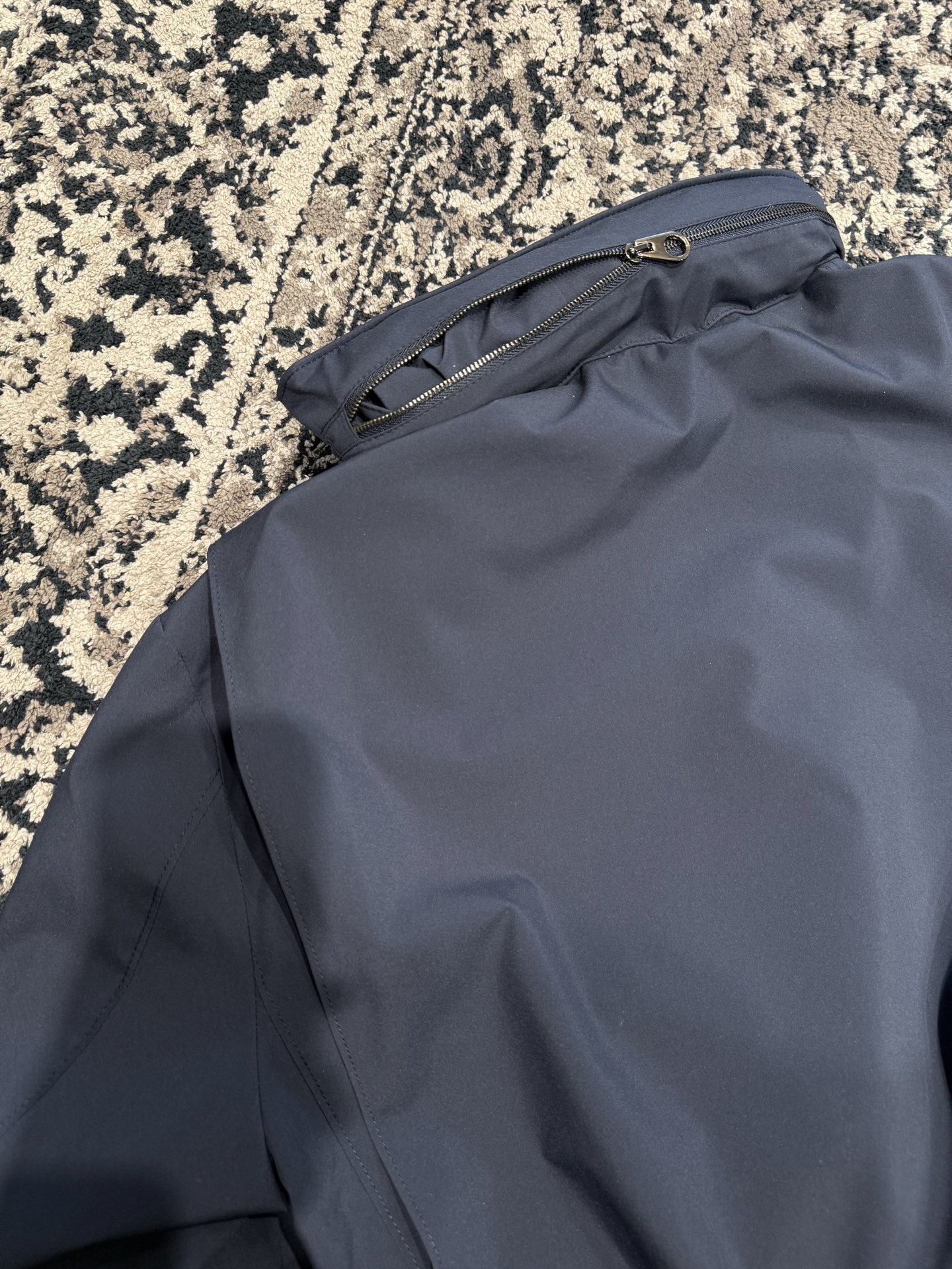 Куртка мужская в стиле Loro Piana Traveller Windmate® из технологичной ткани синего цвета с капюшоном