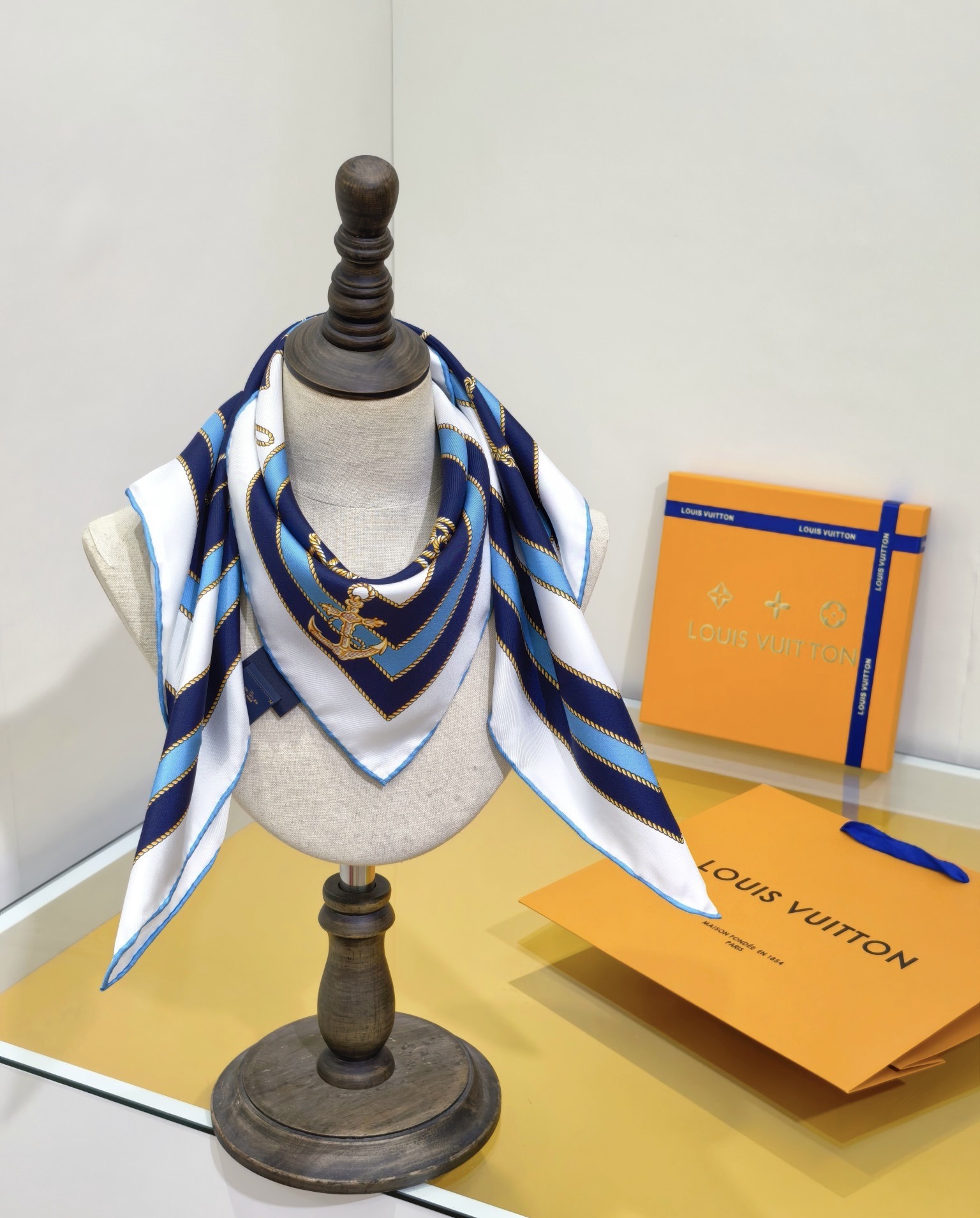 Платок женский в стиле Louis Vuitton синего цвета с принтом