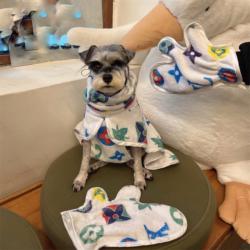 Халат-пончо для собак в стиле Louis Vuitton из махровой ткани белого цвета с разноцветным монограммным принтом