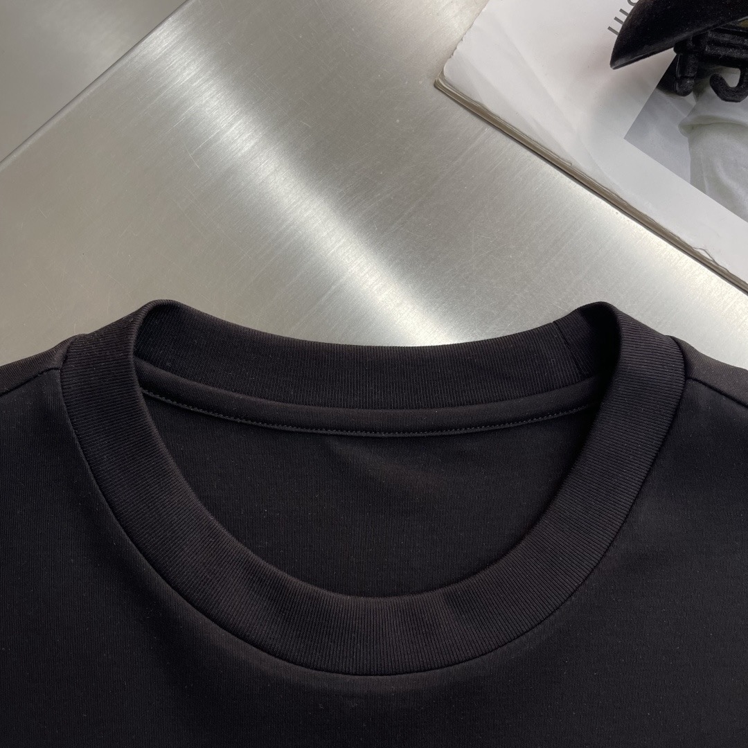 Футболка мужская в стиле Prada минималистичная с логотипом чёрного цвета