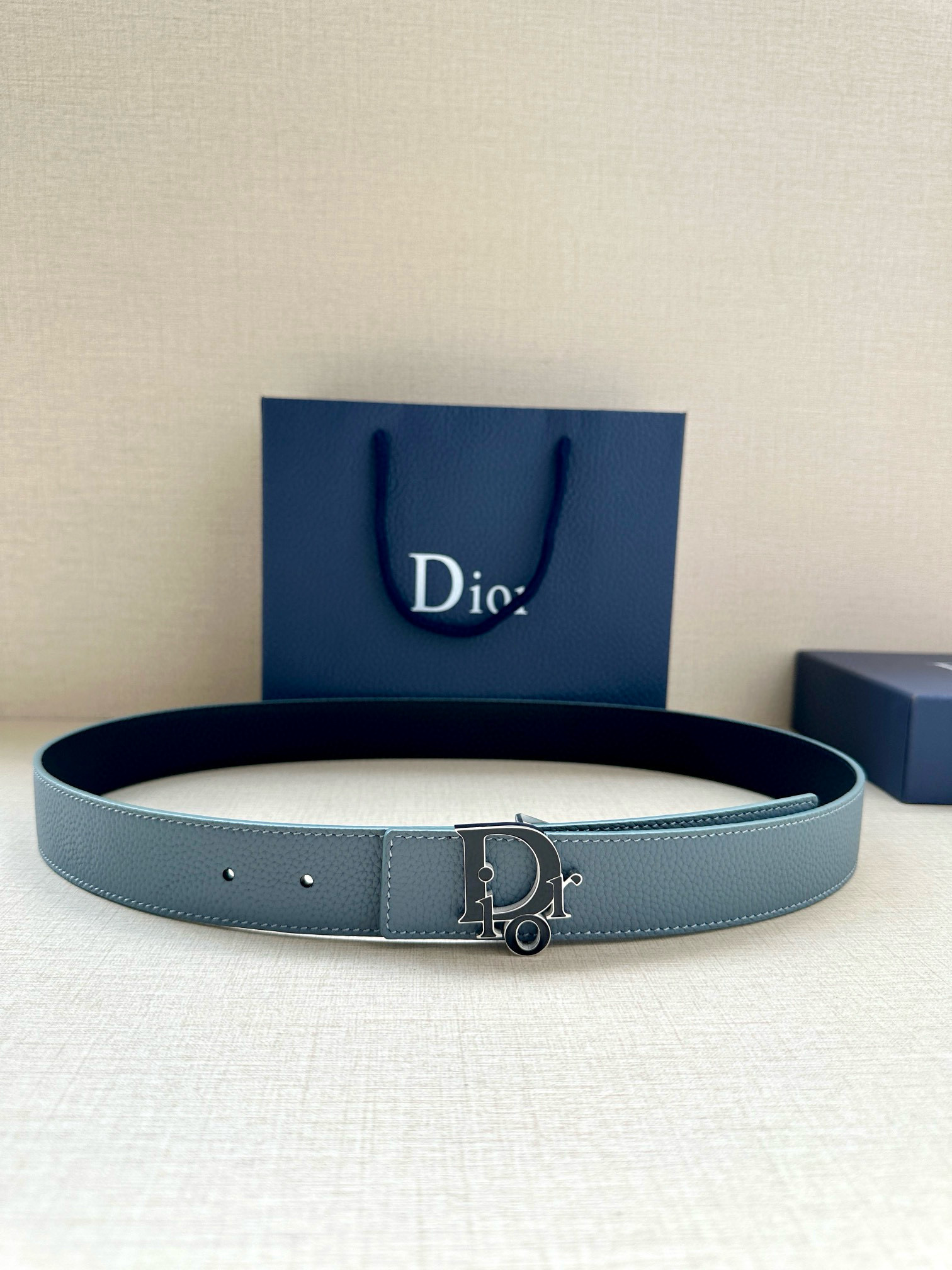 Ремень мужской двусторонний в стиле Dior Dior Charm из натуральной кожи серо-голубого цвета