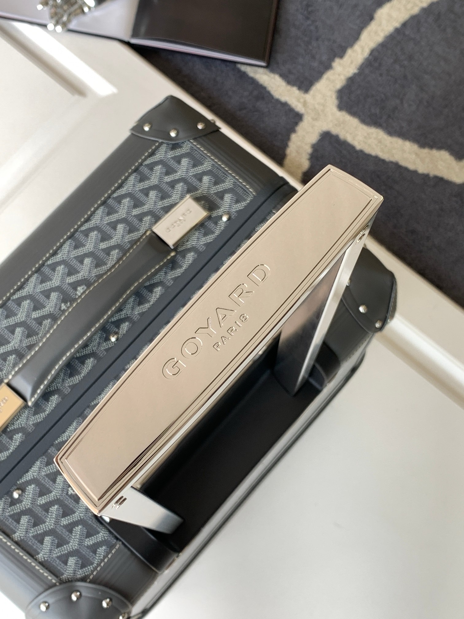 Чемодан Goyard Bourget PM серого цвета