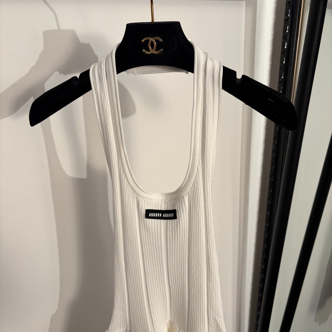 Платье женское в стиле Miu Miu белого цвета с открытой спиной и логотипом