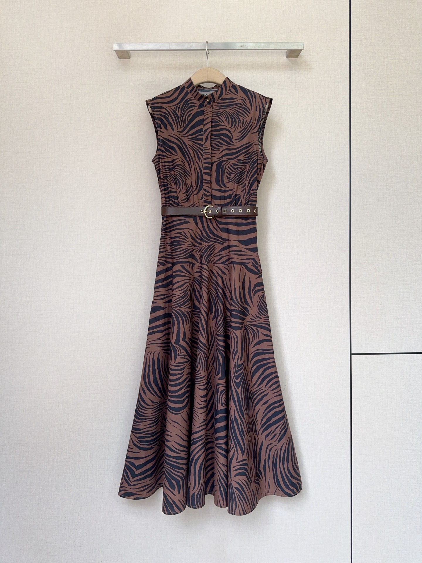 Платье миди с принтом зебра и поясом, приталенный силуэт