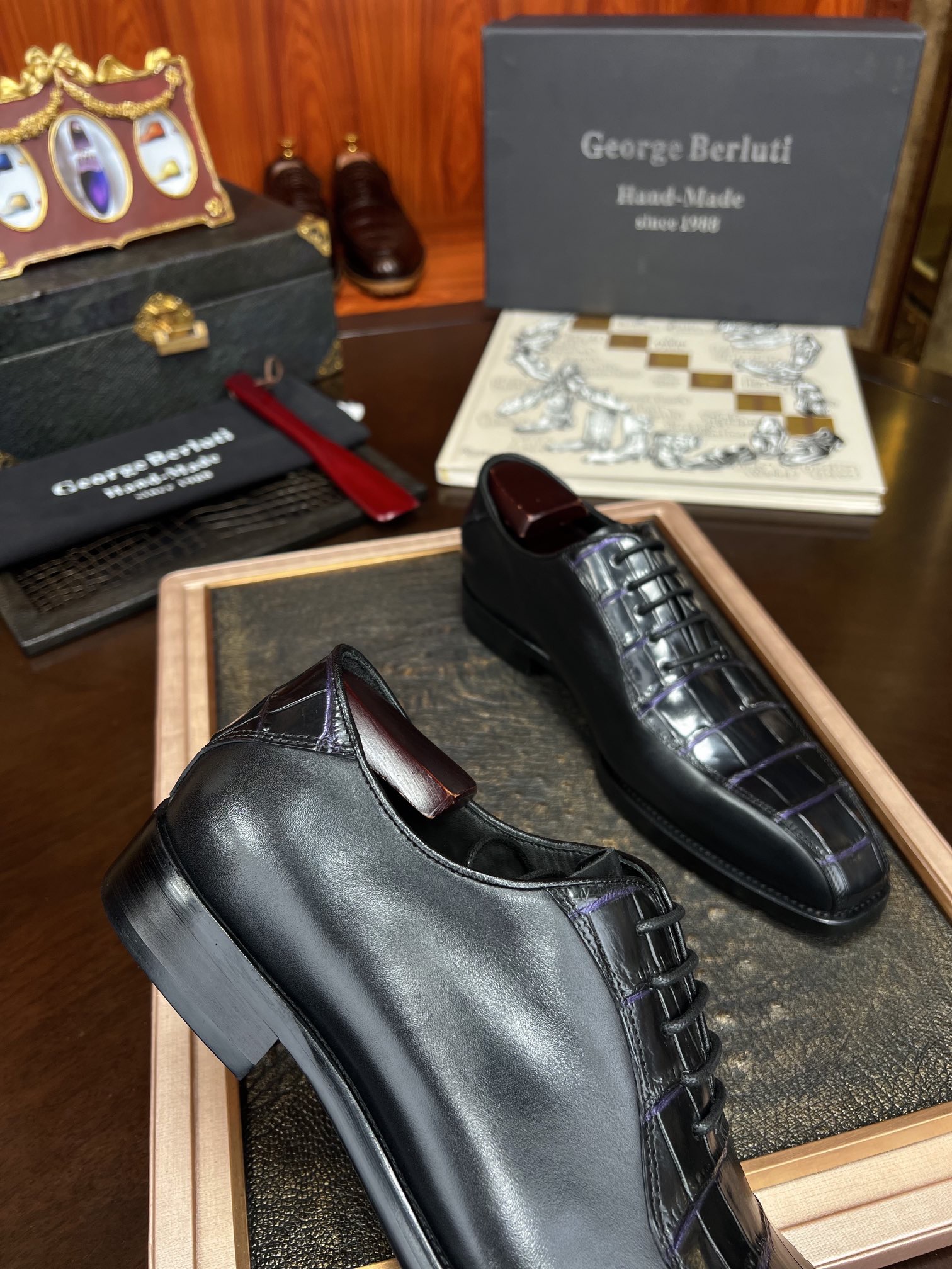 Туфли мужские Berluti из кожи крокодила черного цвета