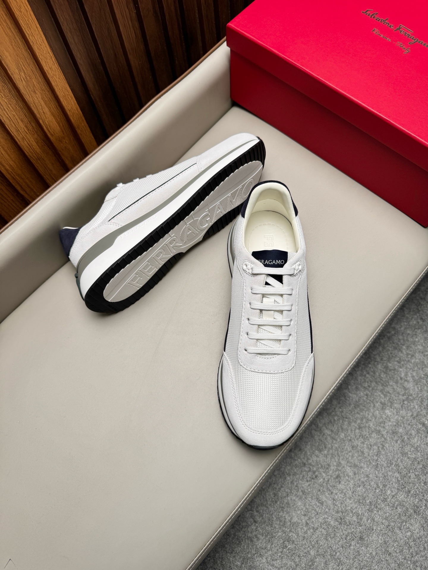 Кроссовки мужские в стиле Salvatore Ferragamo Low Cut Sneaker белого цвета