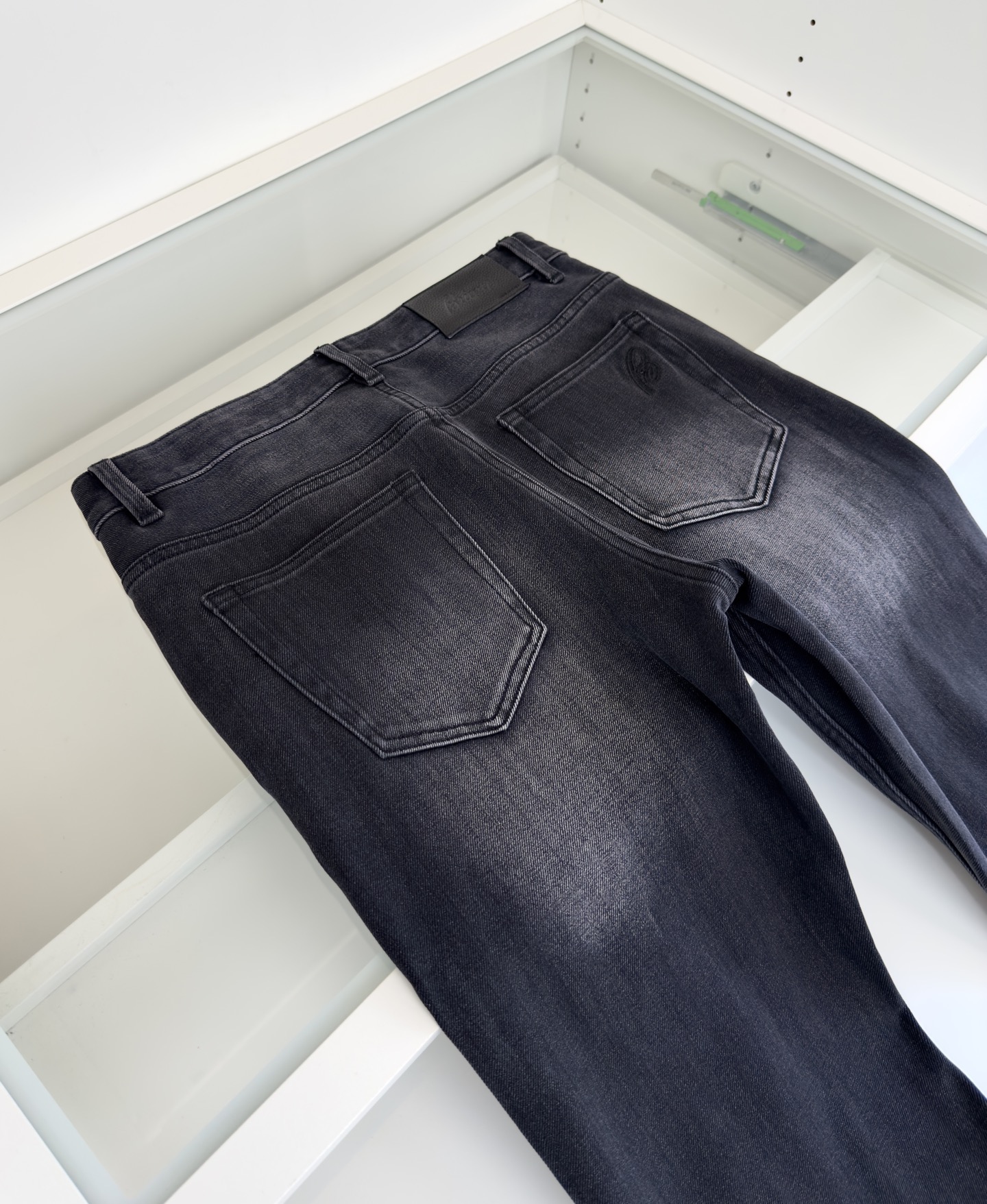 Джинсы мужские в стиле Brioni прямого кроя чёрно-серого цвета из денима