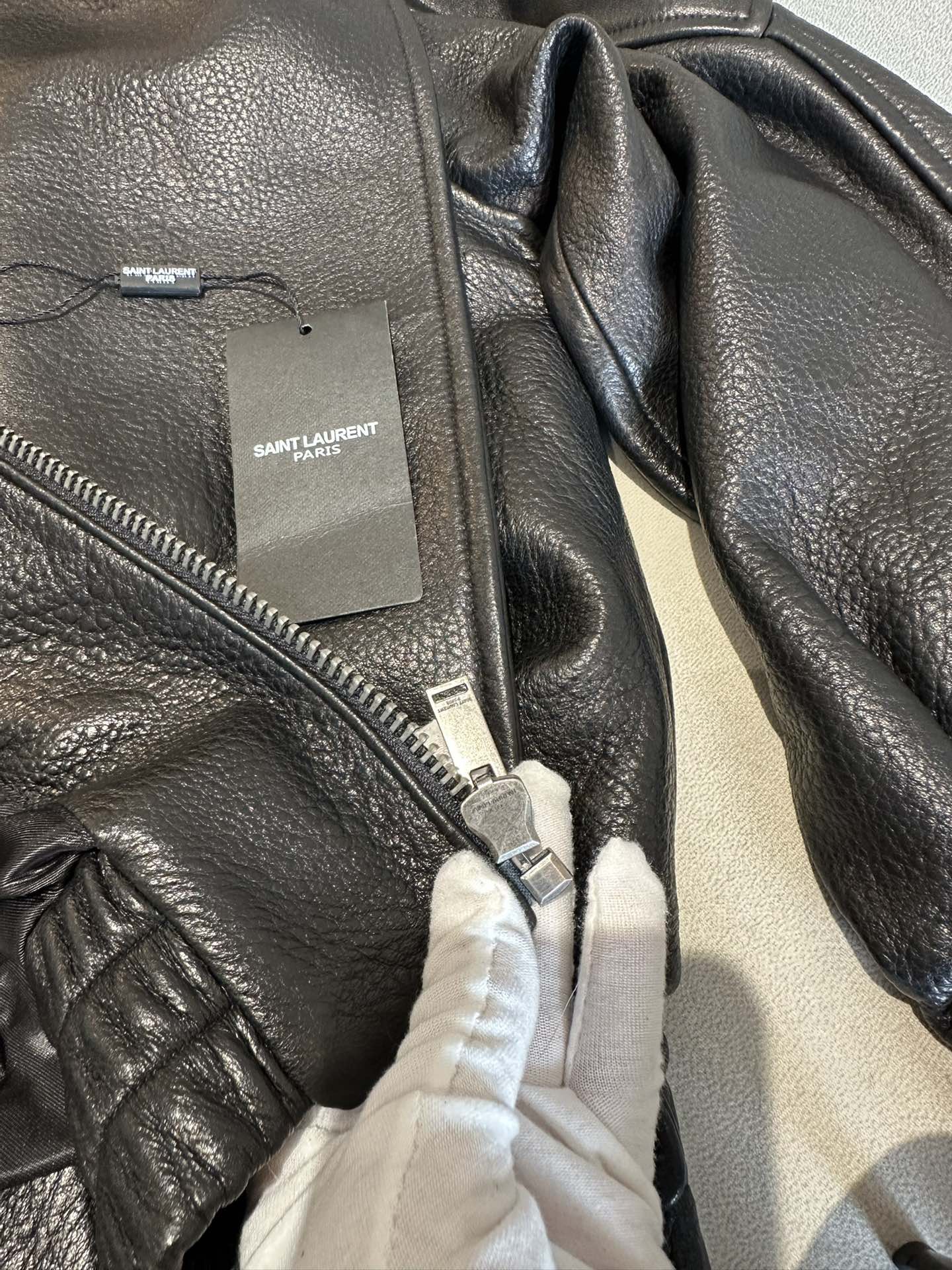 Куртка женская в стиле Saint Laurent из натуральной кожи чёрного цвета укороченная с эластичным поясом