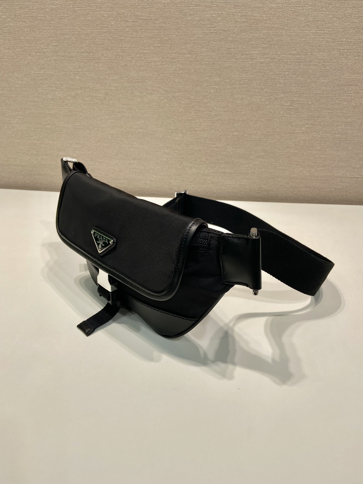 Сумка поясная / кроссбоди унисекс в стиле Prada Re-Nylon чёрного цвета с кожаной отделкой