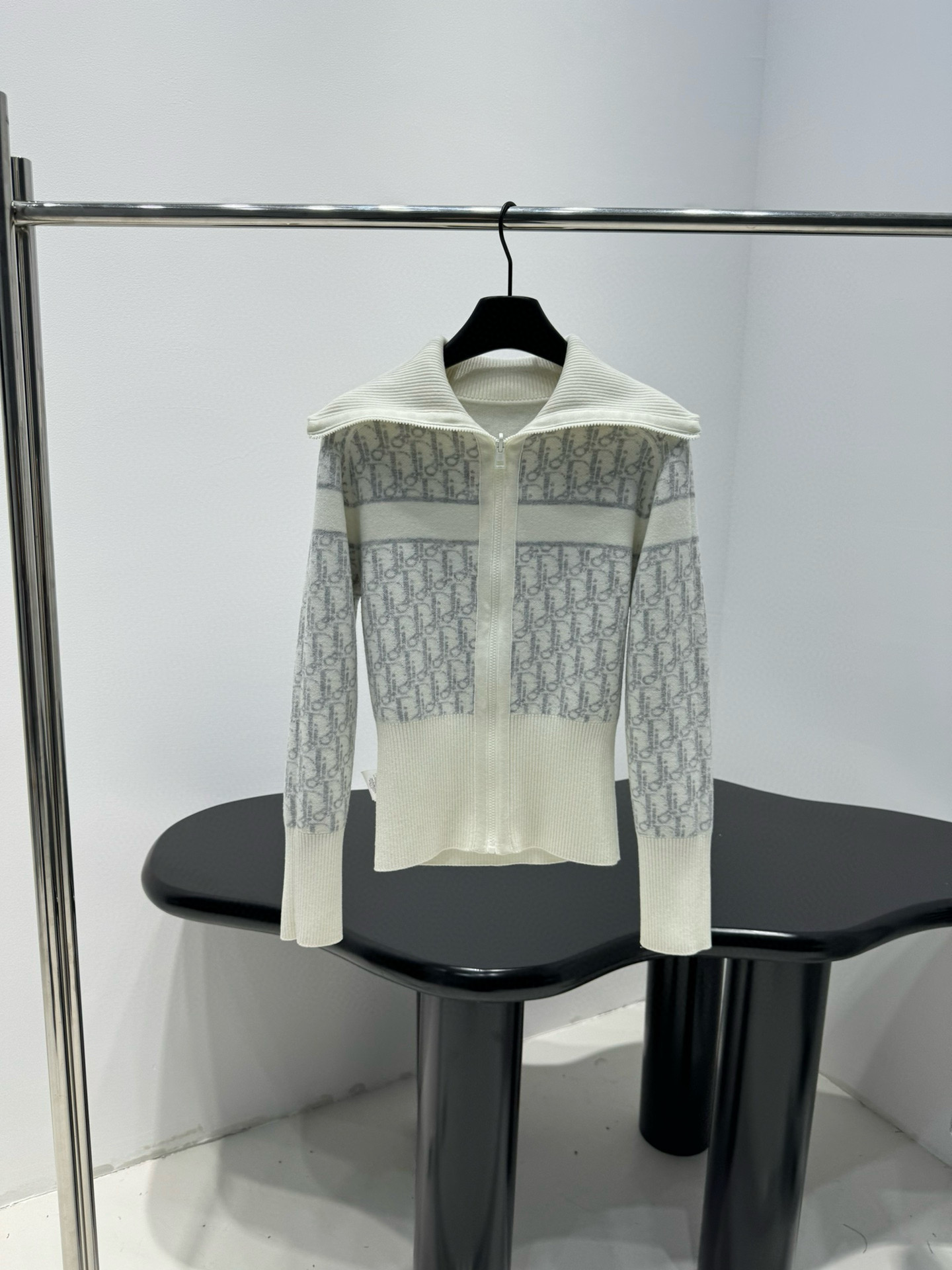 Кофта женская в стиле Dior из шерстяного трикотажа молочного цвета с жаккардовым узором