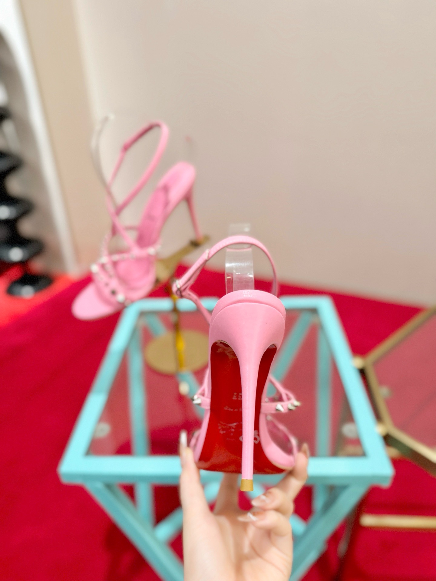 Босоножки женские Christian Louboutin So Kate розового цвета