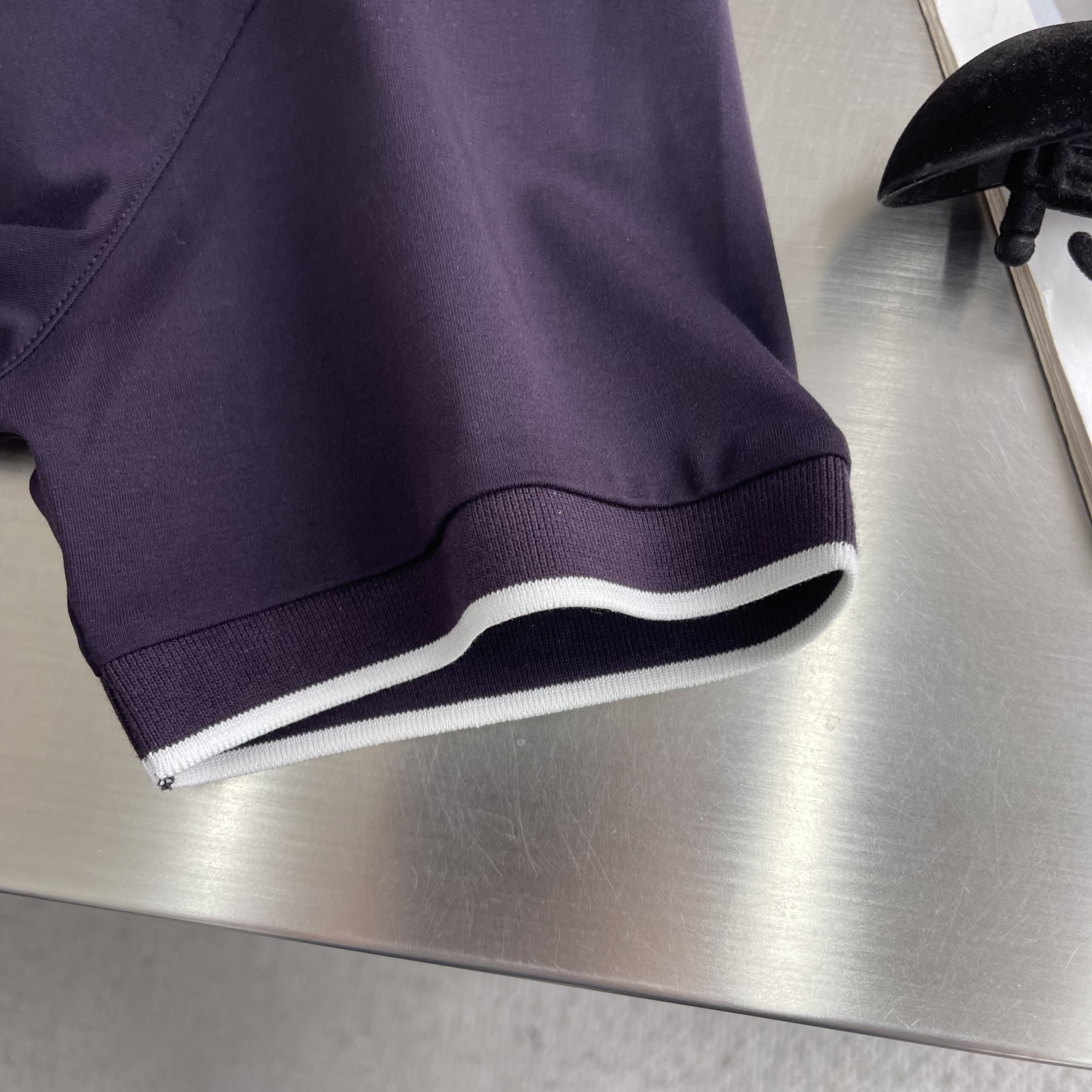 Футболка мужская в стиле Loro Piana из хлопка фиолетового цвета с контрастной отделкой