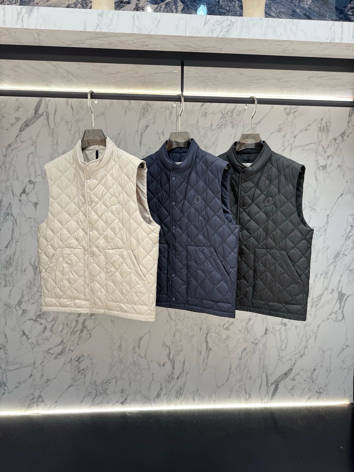 Жилет мужской Moncler Lycope белого цвета с ромбовидной стёжкой и натуральным пухом