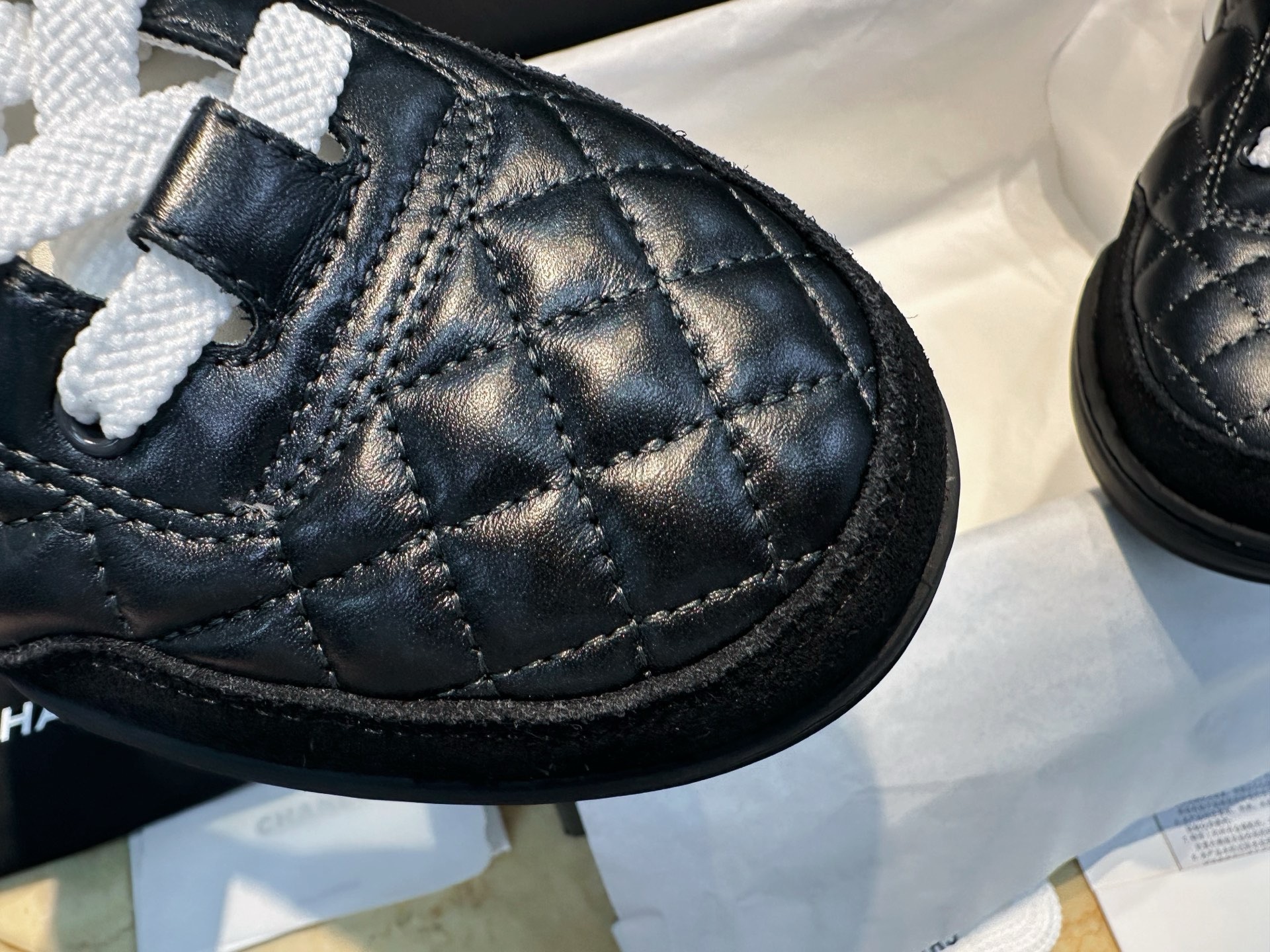 Кроссовки Chanel черного цвета с белыми вставками