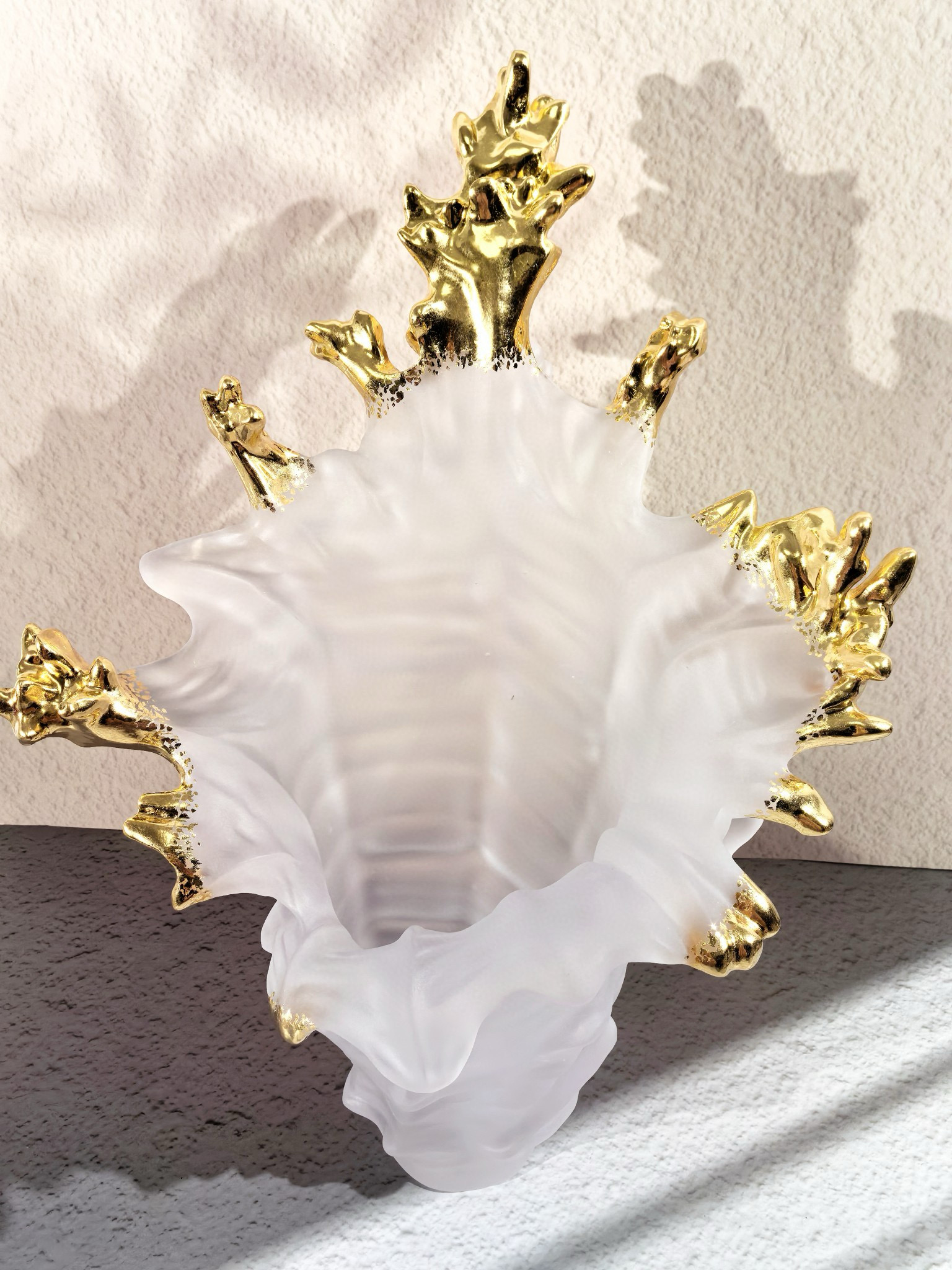 Ваза хрустальная в стиле Daum Sea Conch, бело-золотого цвета