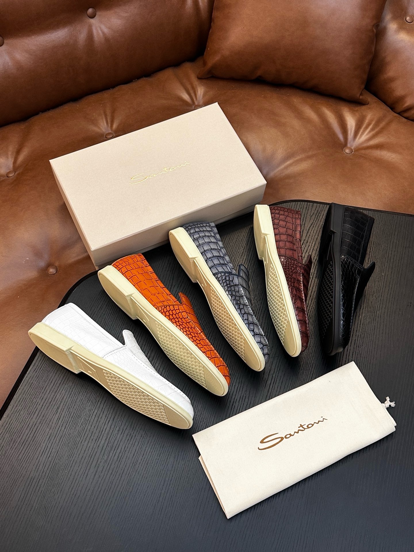 Лоферы мужские в стиле Santoni с фактурным тиснением оранжевого цвета