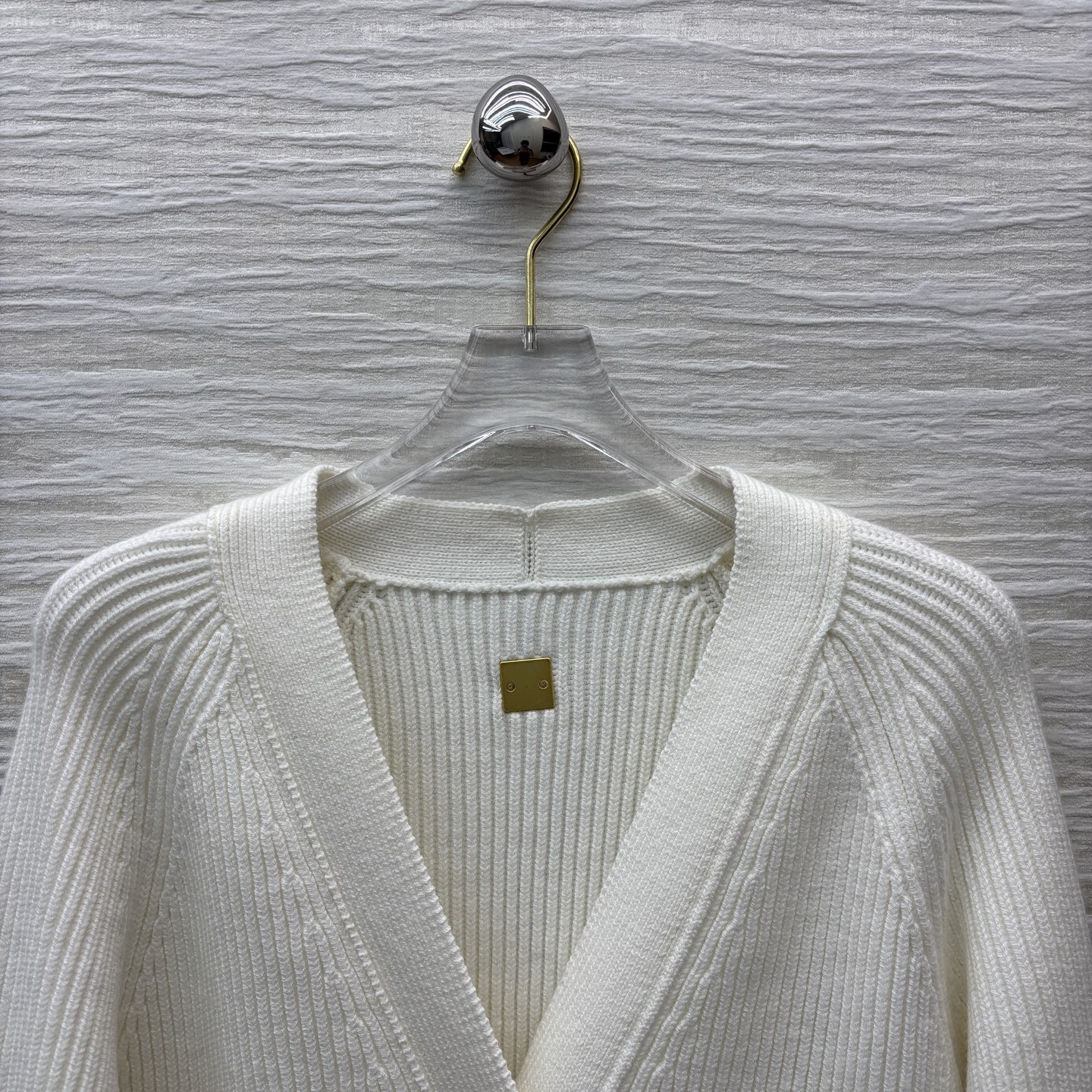 Кардиган женский в стиле Schiaparelli молочного цвета с декоративными пуговицами