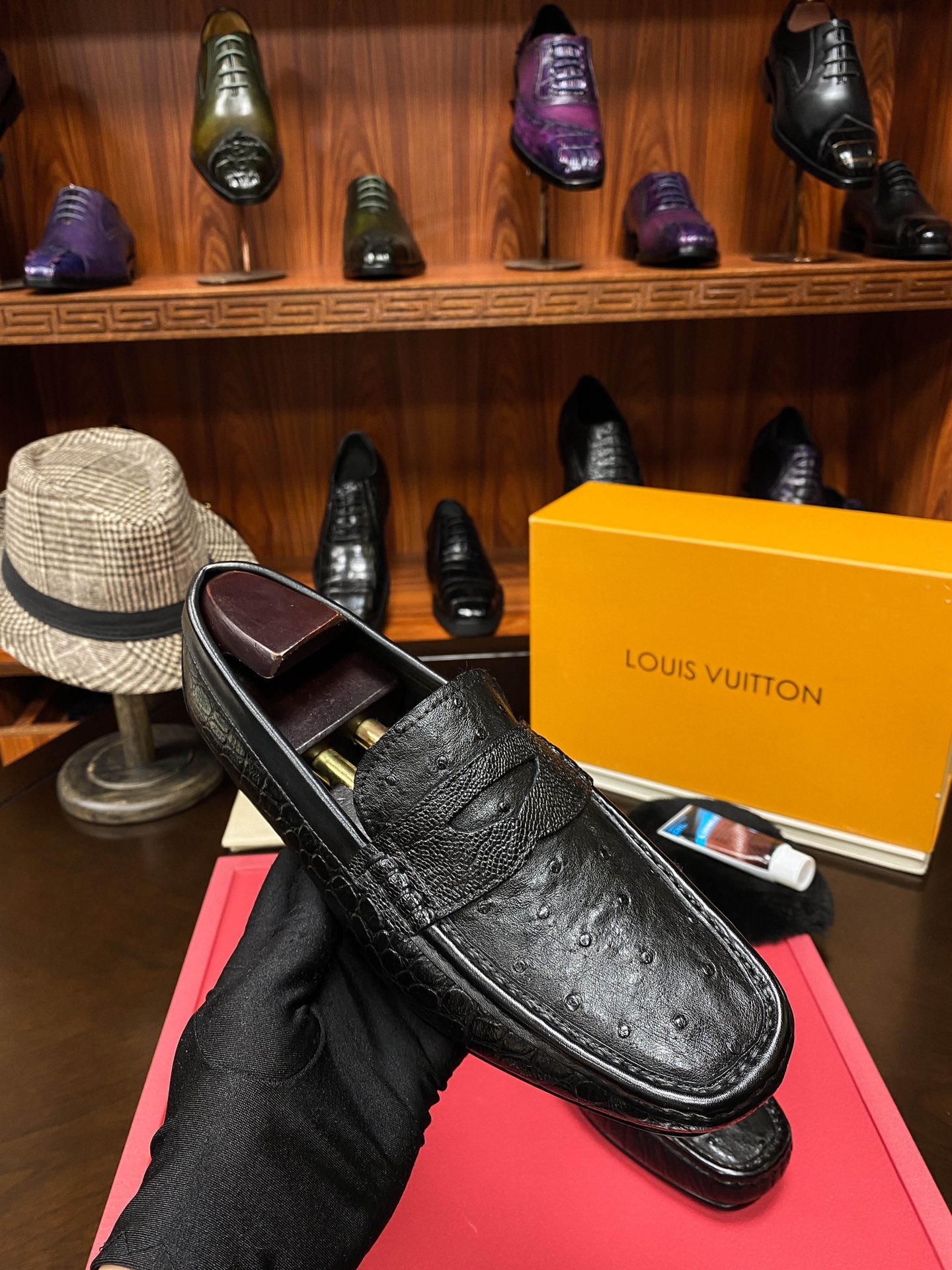 Лоферы мужские в стиле Louis Vuitton из кожи крокодила и натуральной кожи черного цвета