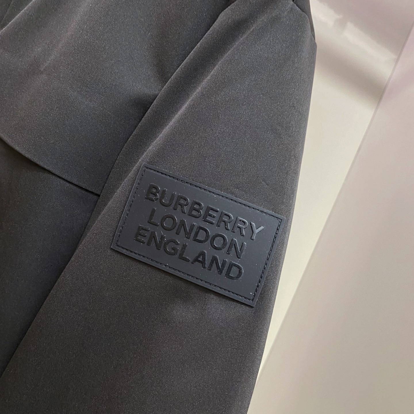 Куртка пуховая мужская Burberry чёрного цвета с натуральным пухом и снегозащитной юбкой