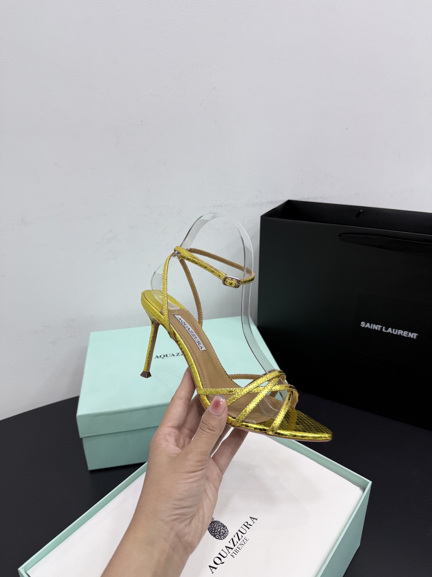 Босоножки женские Aquazzura золотистого цвета