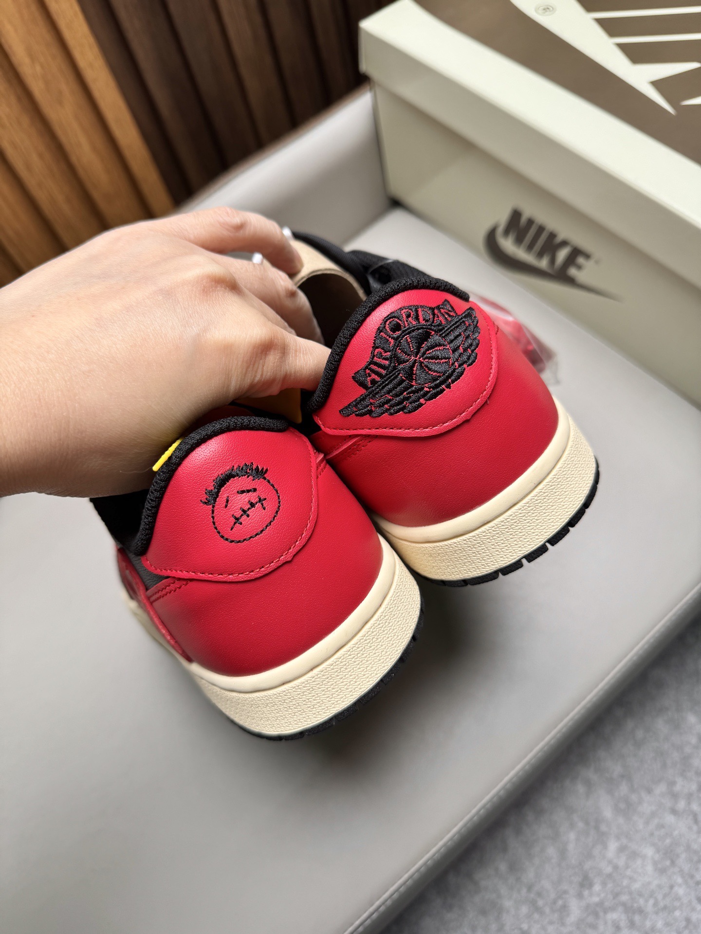 Кроссовки унисекс в стиле Travis Scott x Air Jordan 1 Low чёрно-красного цвета