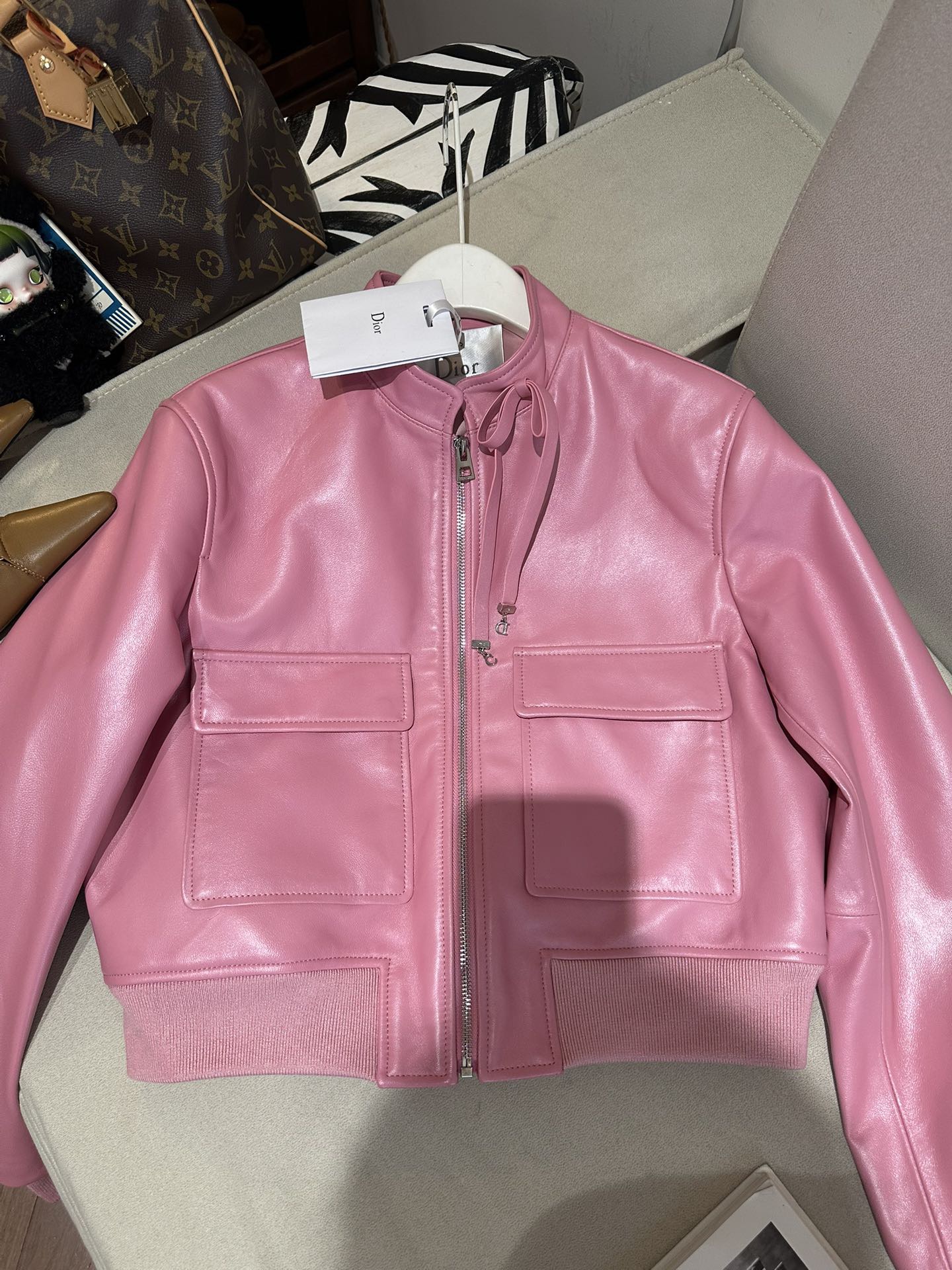 Куртка женская в стиле Dior из натуральной кожи розового цвета укороченная с воротником-стойкой