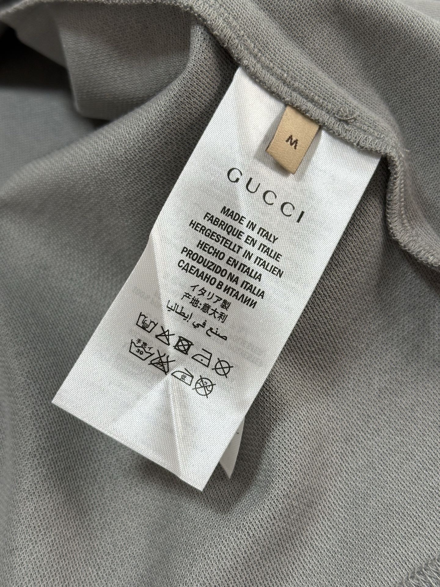 Поло мужское в стиле Gucci серого цвета с контрастной отделкой и вышитым логотипом