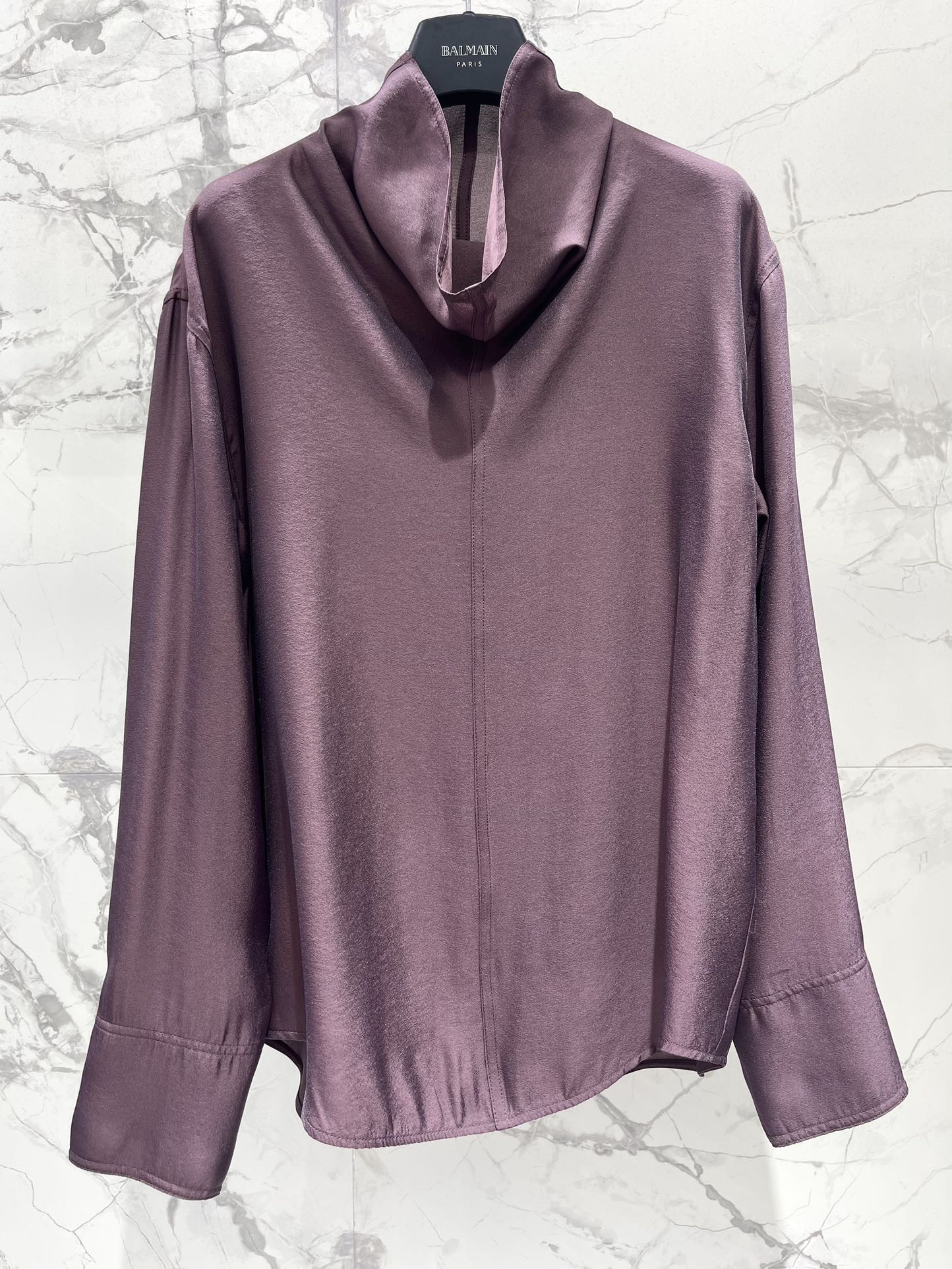 Блуза женская в стиле Balmain из гладкого текстиля сливового цвета с драпированным воротником