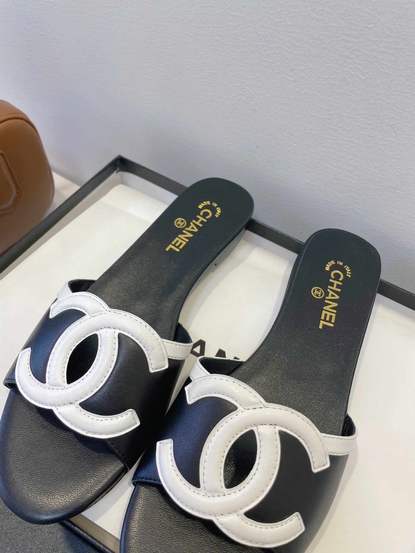 Мюли женские в стиле Chanel 26 с логотипом CC чёрного цвета с белым декором