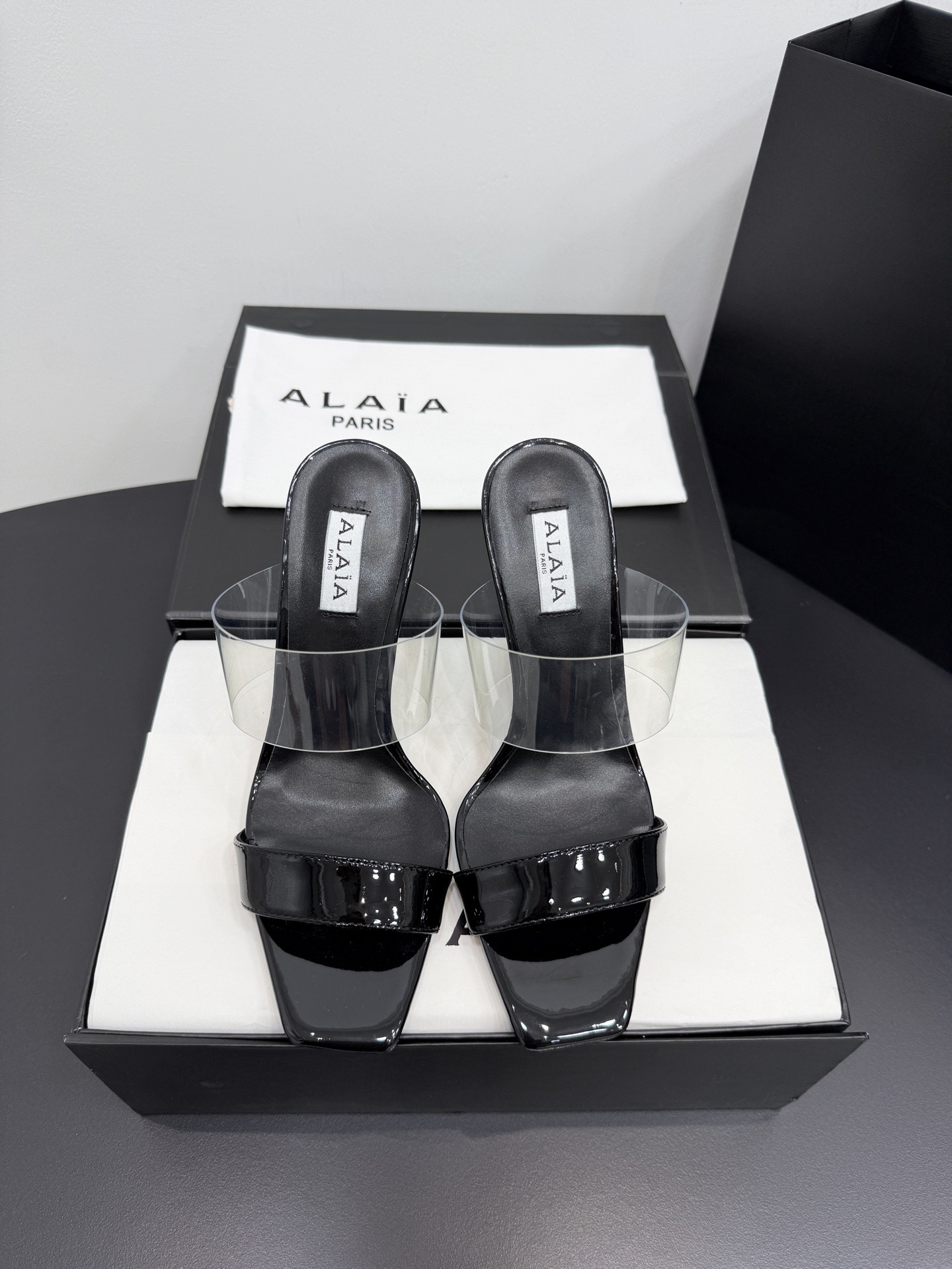 Босоножки женские в стиле Alaïa чёрного цвета