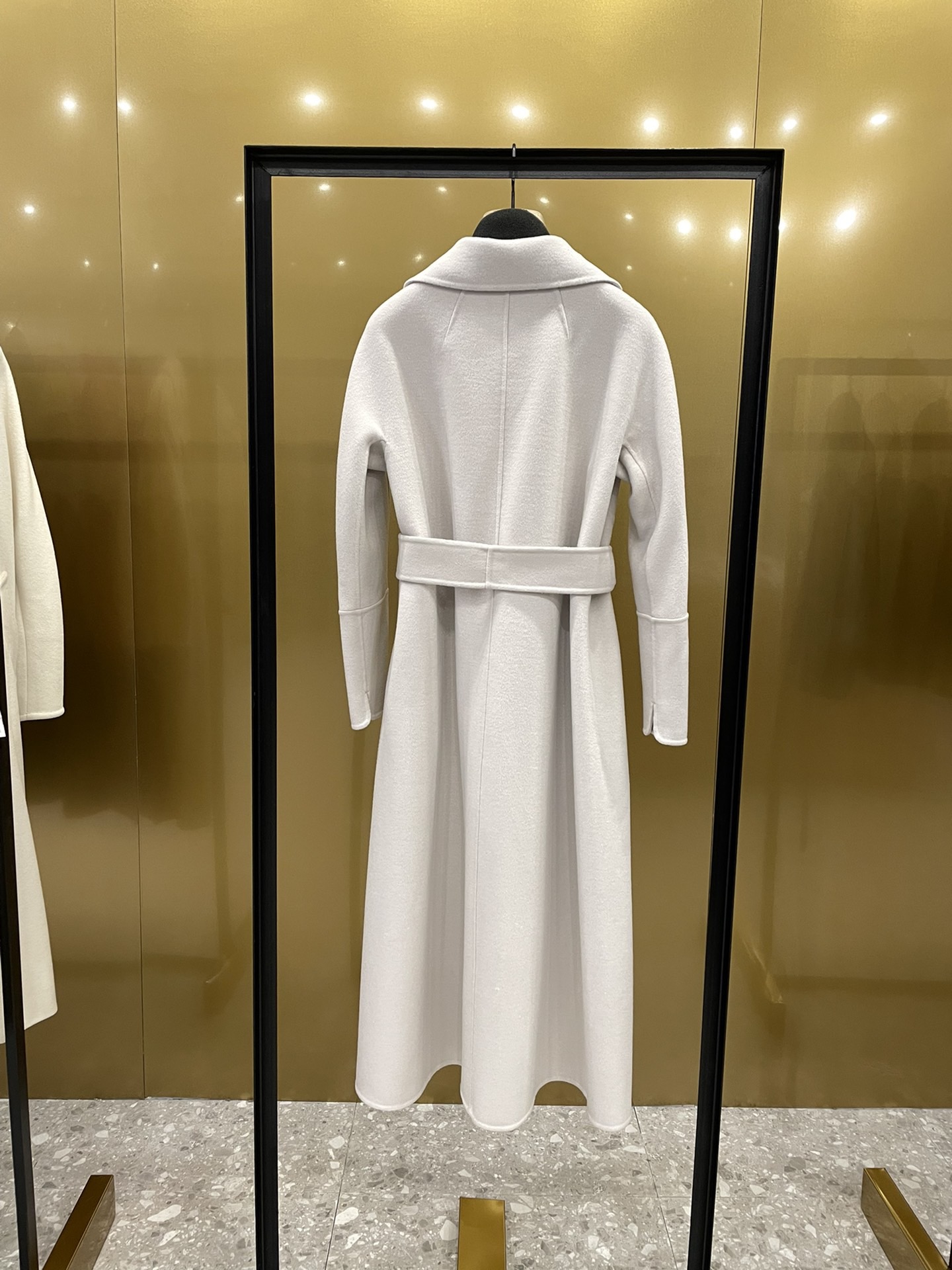 Пальто женское в стиле Max Mara Elisa молочного цвета с поясом