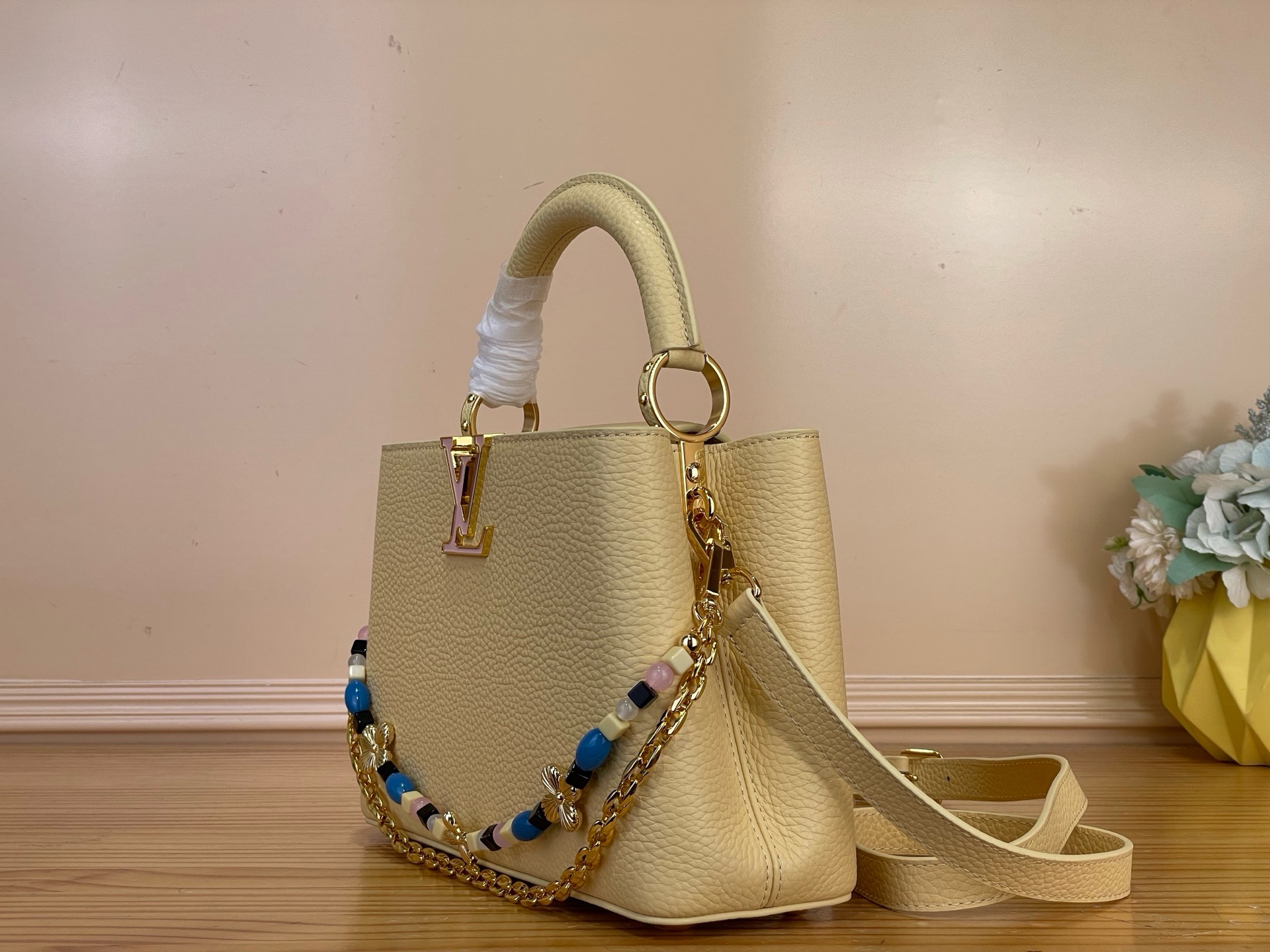 Сумка женская Louis Vuitton Capucines Mini жёлтого цвета