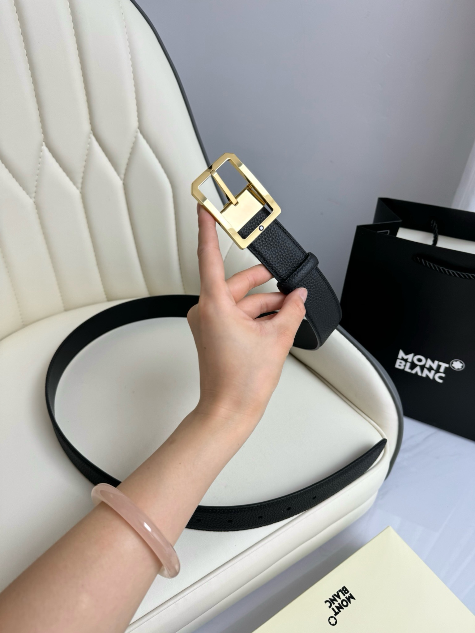 Ремень мужской Montblanc чёрного цвета с классической пряжкой