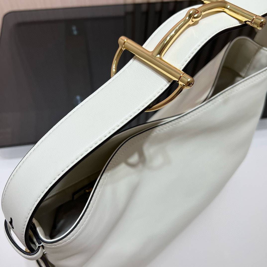 Сумка женская в стиле Gucci Beatrix из натуральной кожи молочно-белого цвета с декоративной пряжкой
