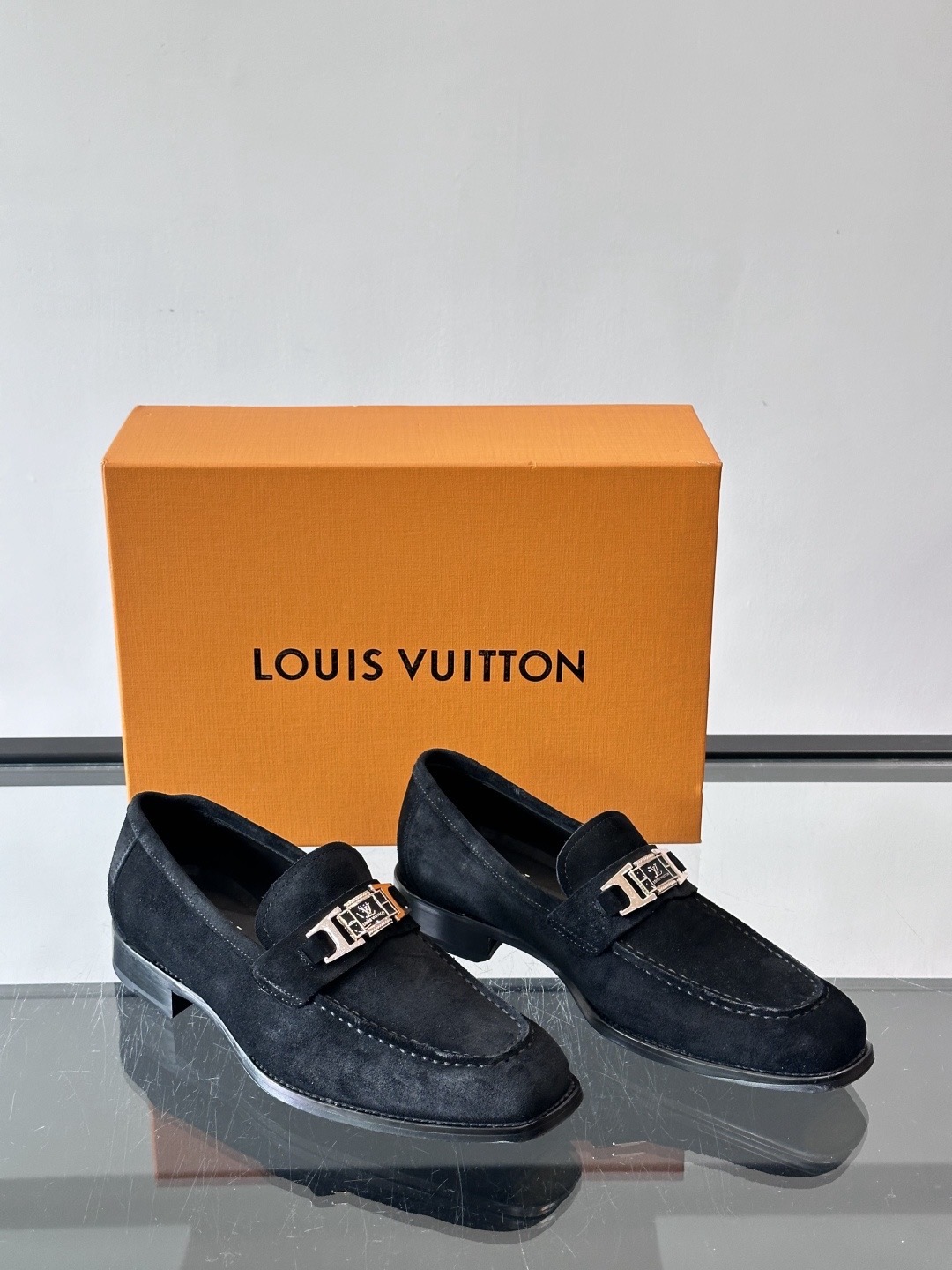 Туфли мужские в стиле Louis Vuitton чёрного цвета с металлической планкой