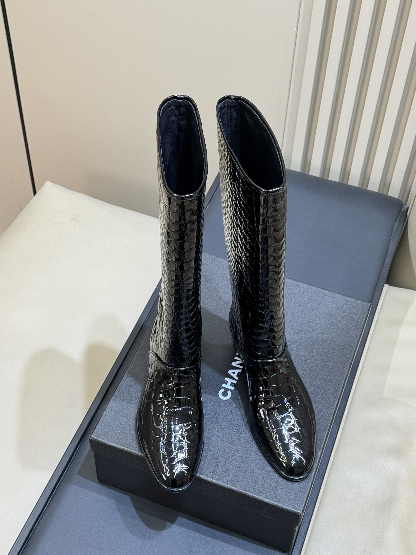 Сапоги женские Chanel Métiers d’art High Boots черного цвета