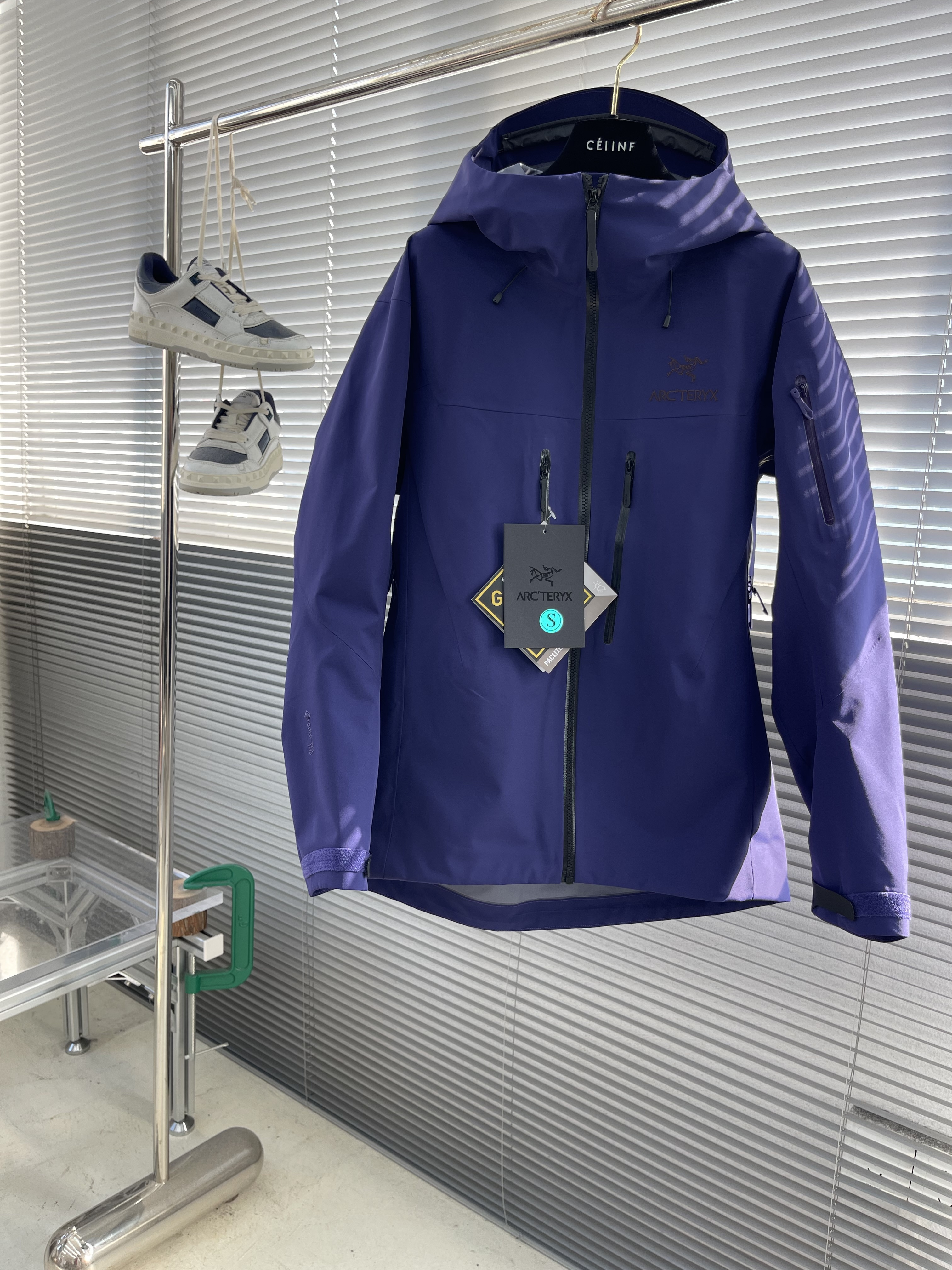 Куртка унисекс в стиле Arc'teryx Alpha SV с капюшоном фиолетового цвета