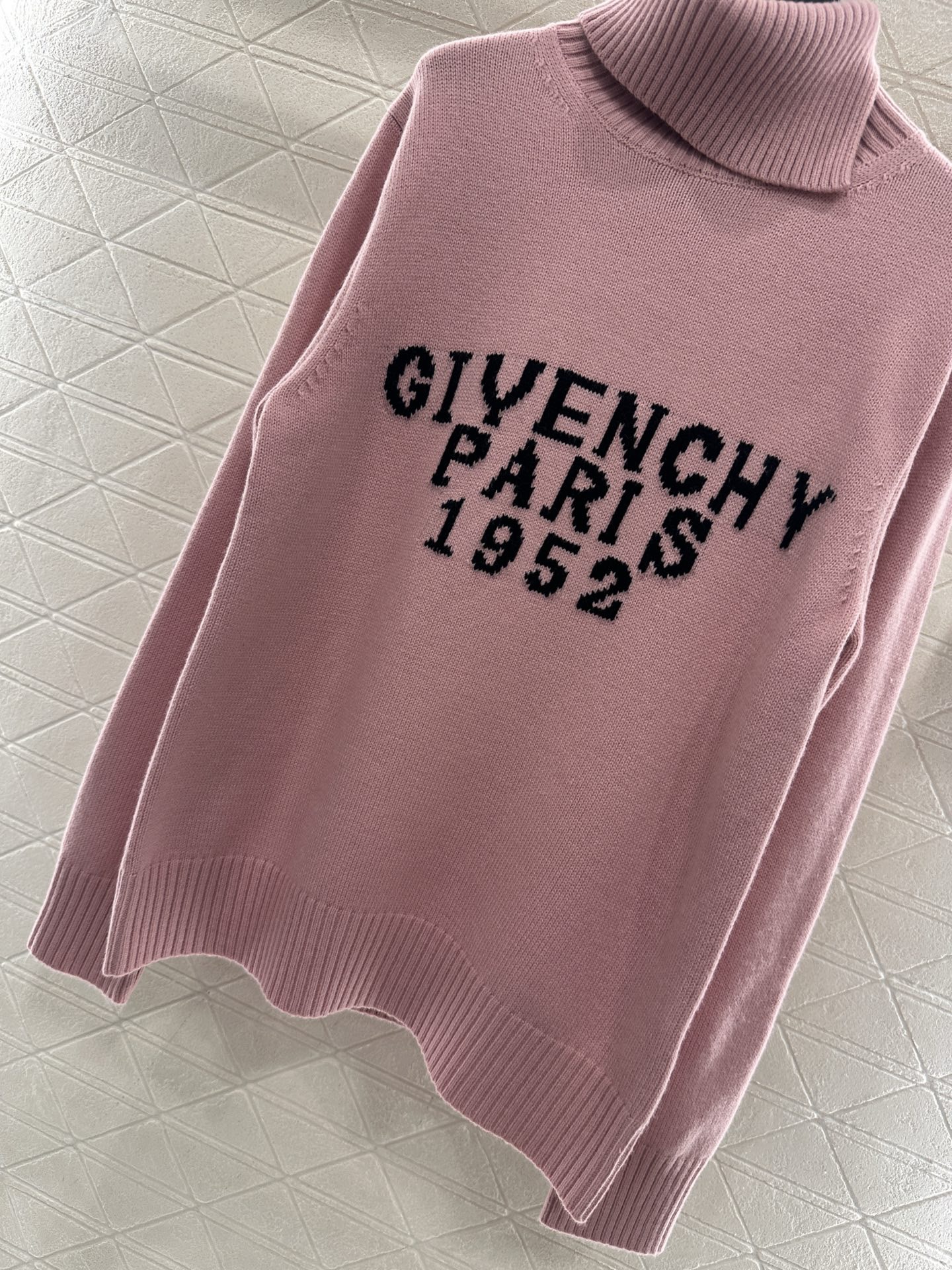 Свитер женский Givenchy Paris 1952 розового цвета с высоким воротом