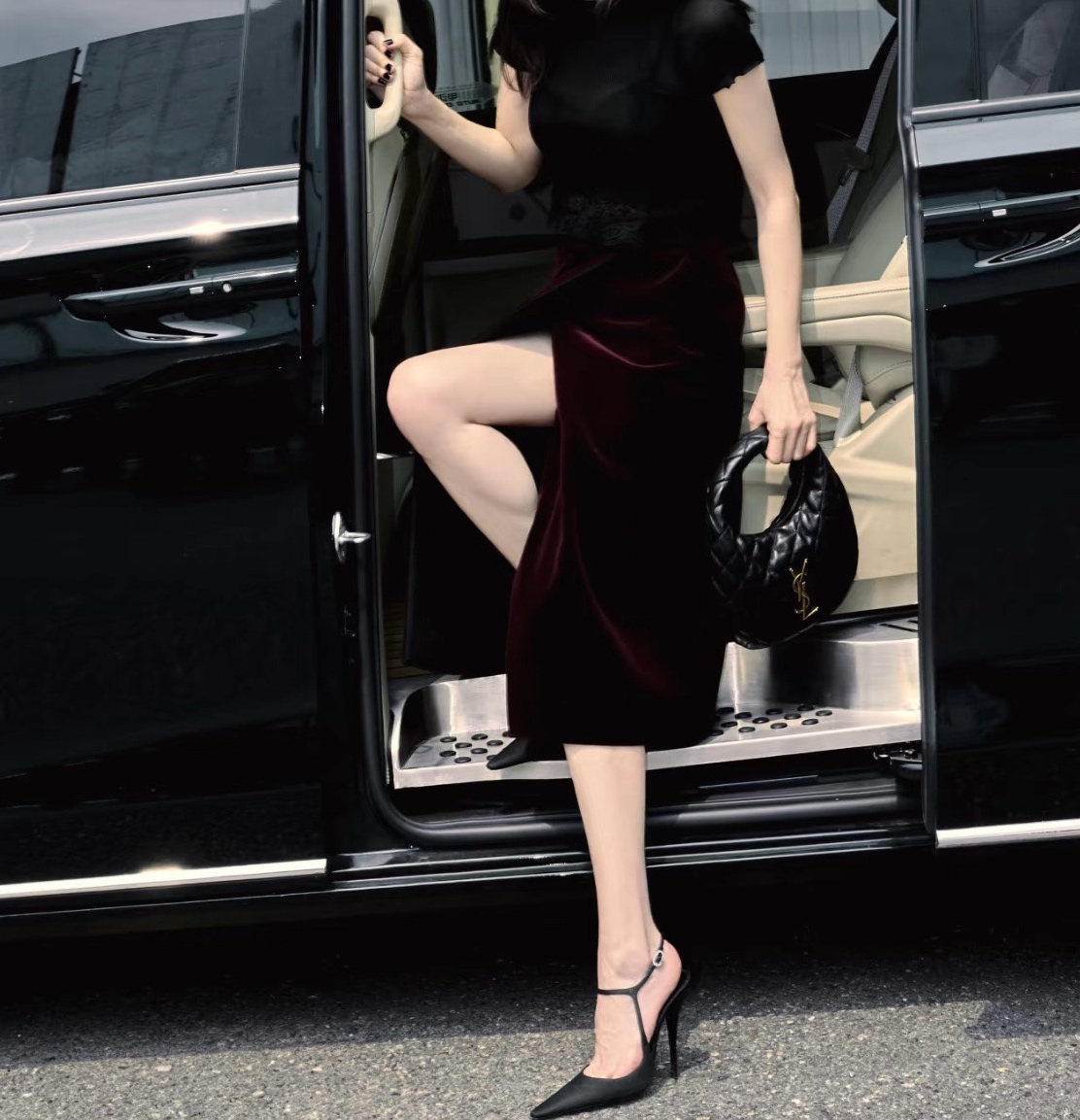 Юбка женская в стиле Yves Saint Laurent из бархата чёрного и бордового цвета с прямым силуэтом