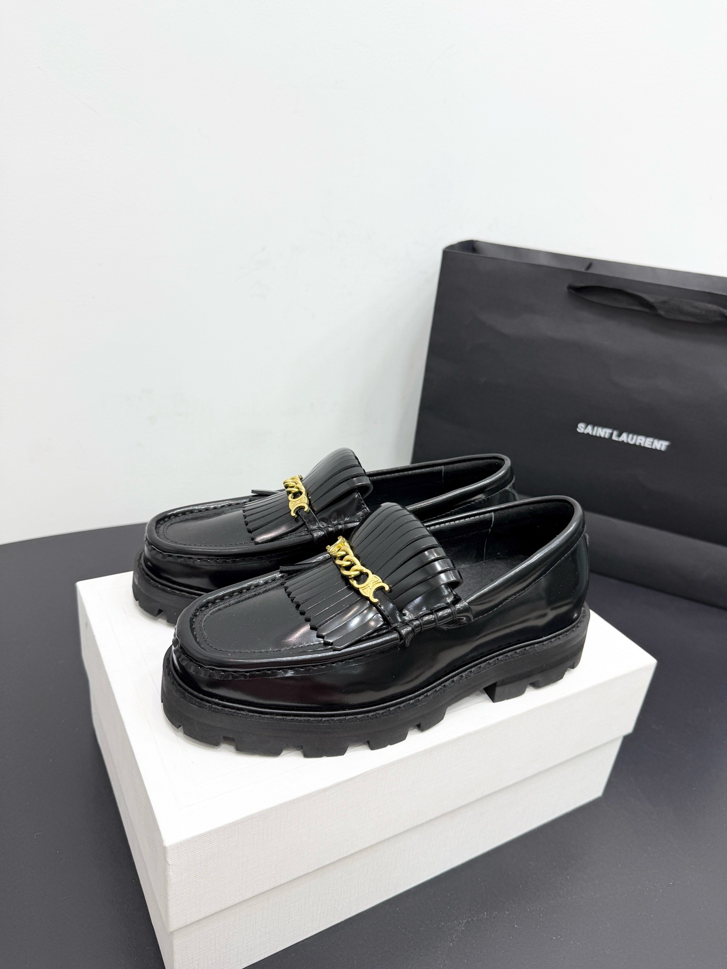Лоферы женские в стиле Celine Triomphe с цепочкой из натуральной кожи черного цвета