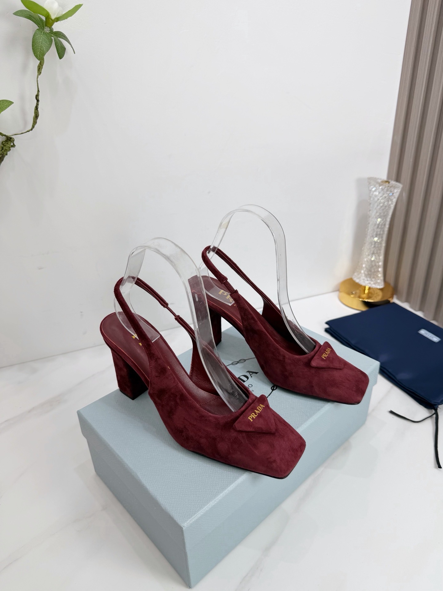 Туфли женские Prada из натуральной замши бордового цвета