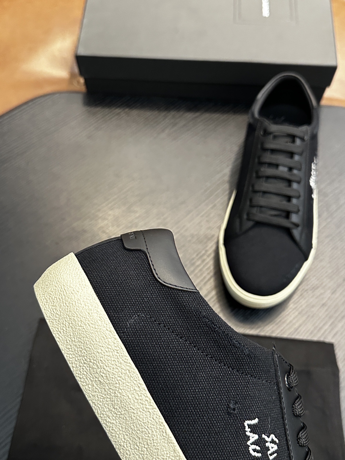 Кроссовки мужские в стиле Saint Laurent SL/61 из натуральной кожи и текстиля чёрного цвета со светлой подошвой