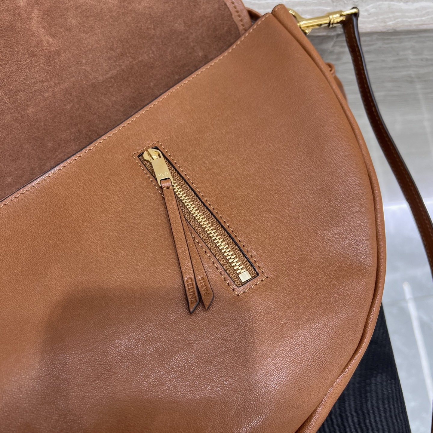 Сумка женская в стиле Celine Soft Triomphe Halfmoon карамельного цвета