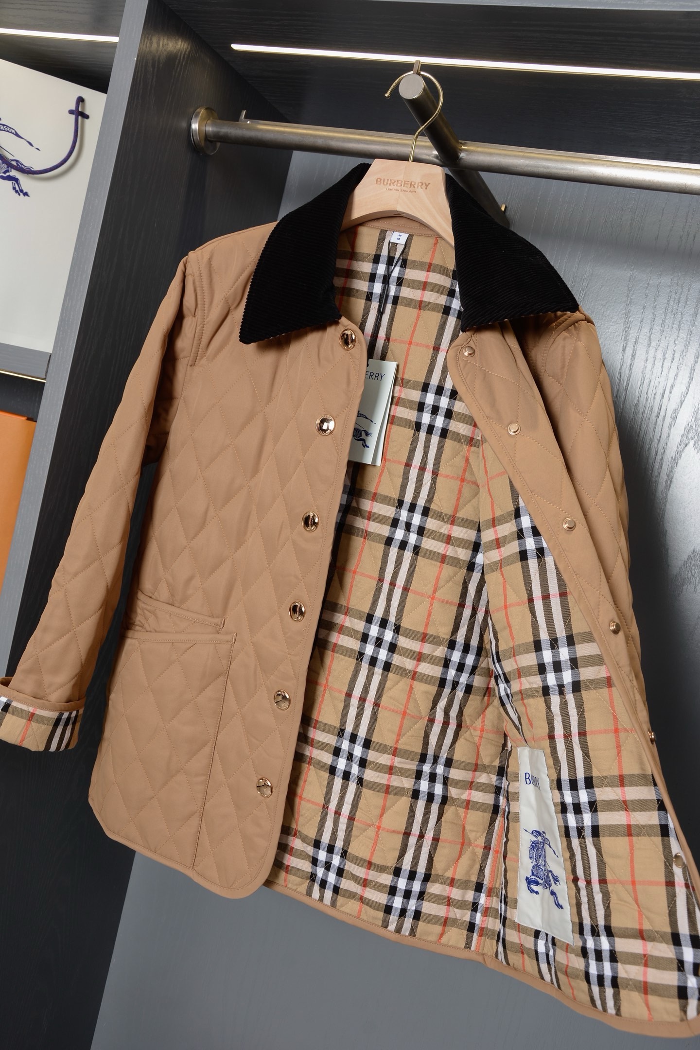 Куртка женская в стиле Burberry укороченная светло-коричневого цвета