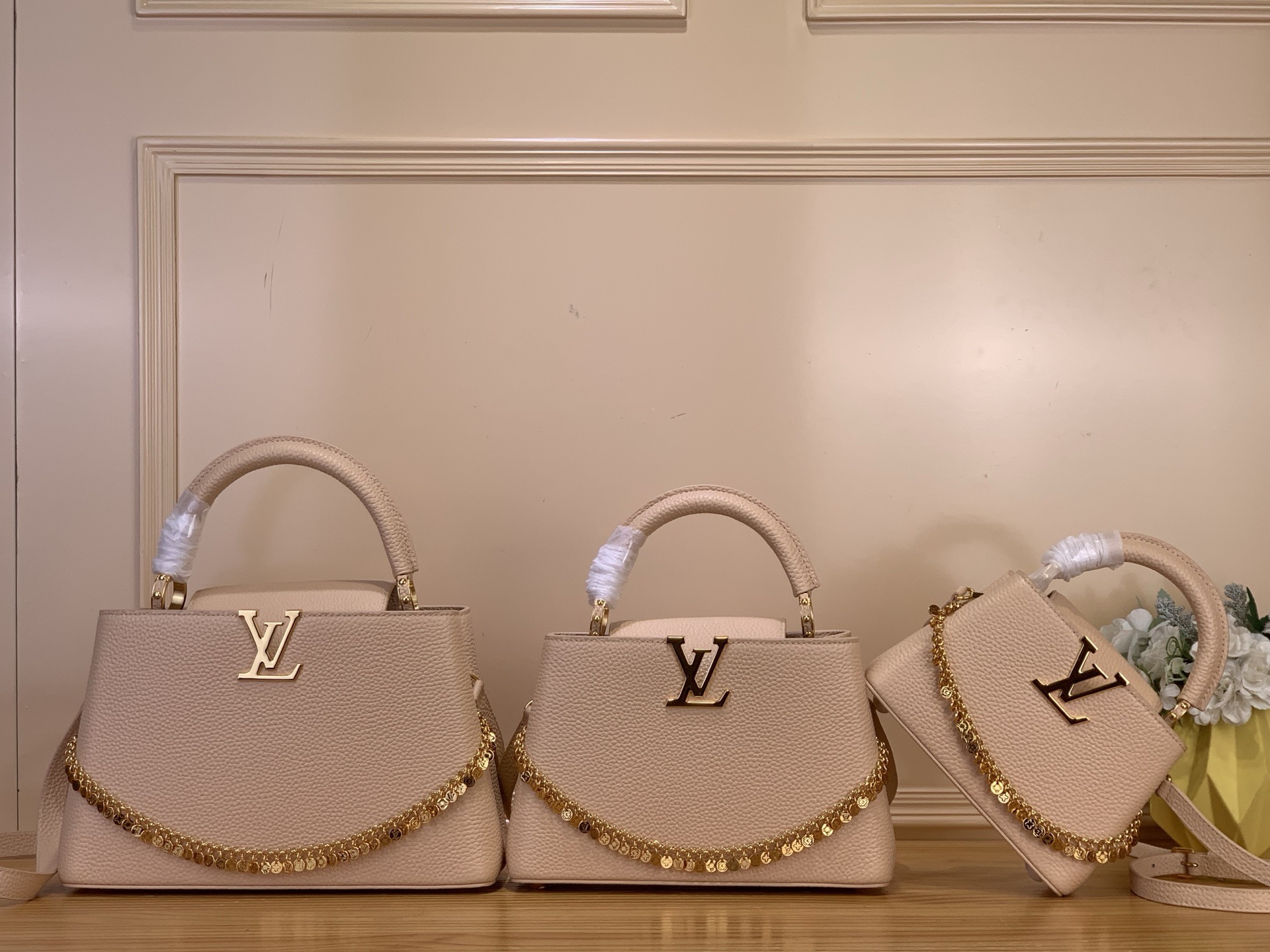 Сумка женская Louis Vuitton Capucines MM Confetti с декоративной цепочкой